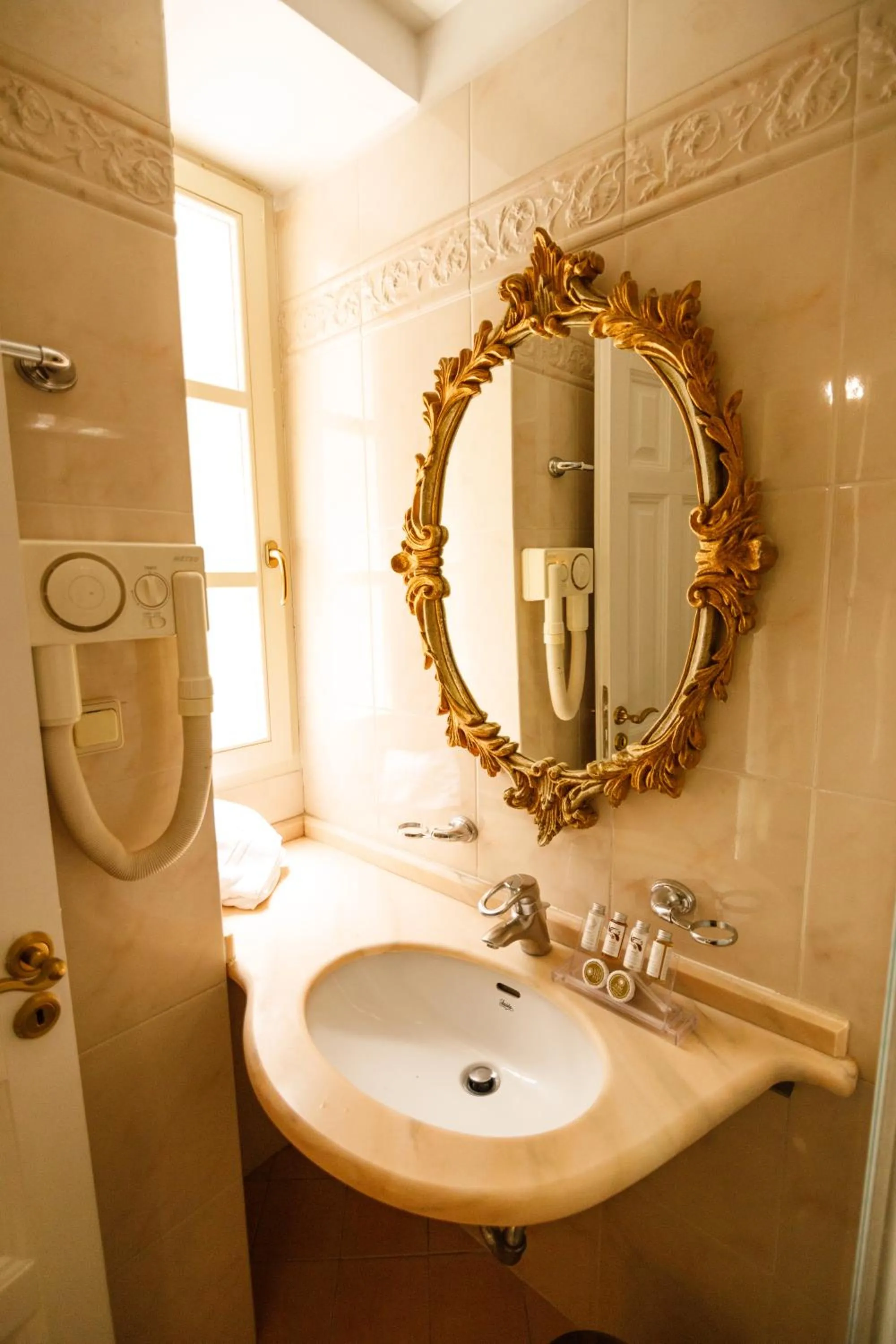 Bathroom in Palaiologos Luxury City Hotel