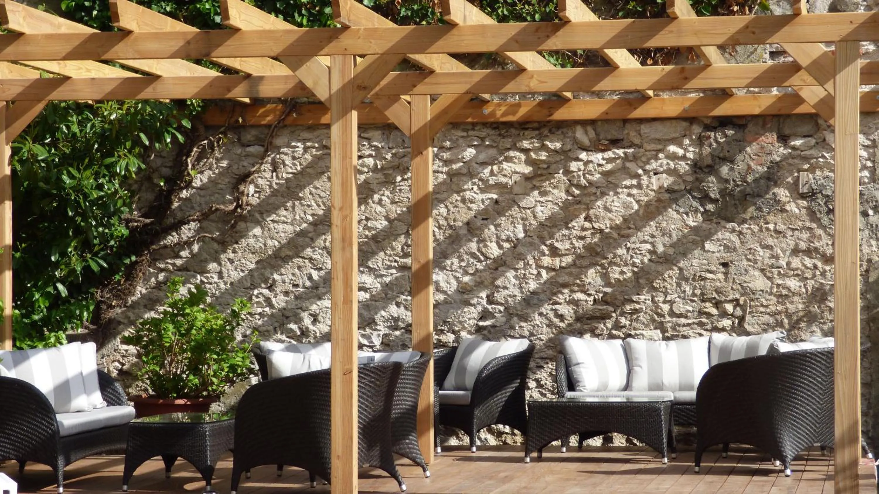 Patio in Hôtel La Tonnellerie