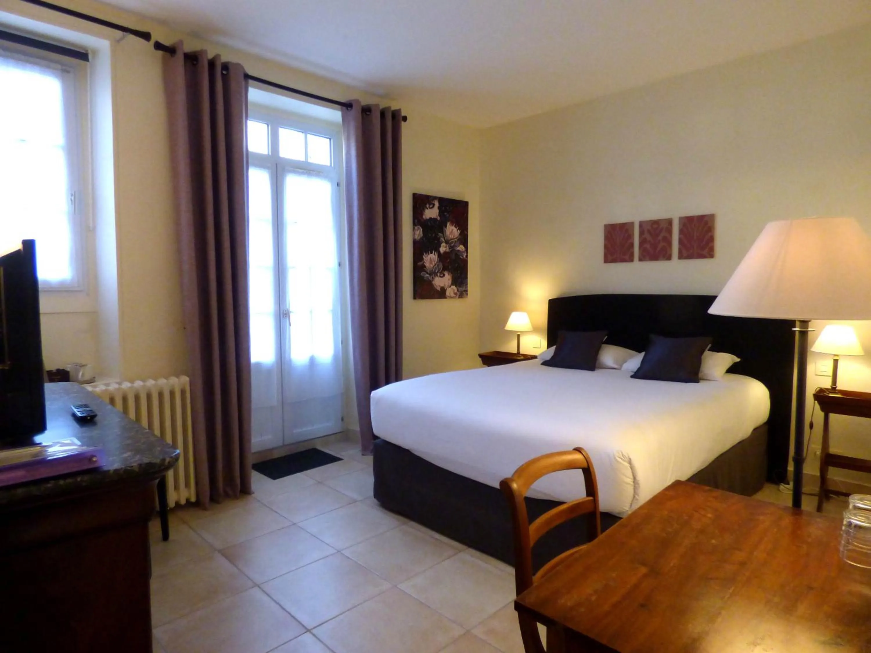 Bed in Hôtel La Tonnellerie