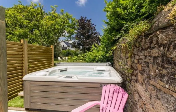 Hot Tub in La Maison Bizienne Guérande - Chambres d'hôtes de charme