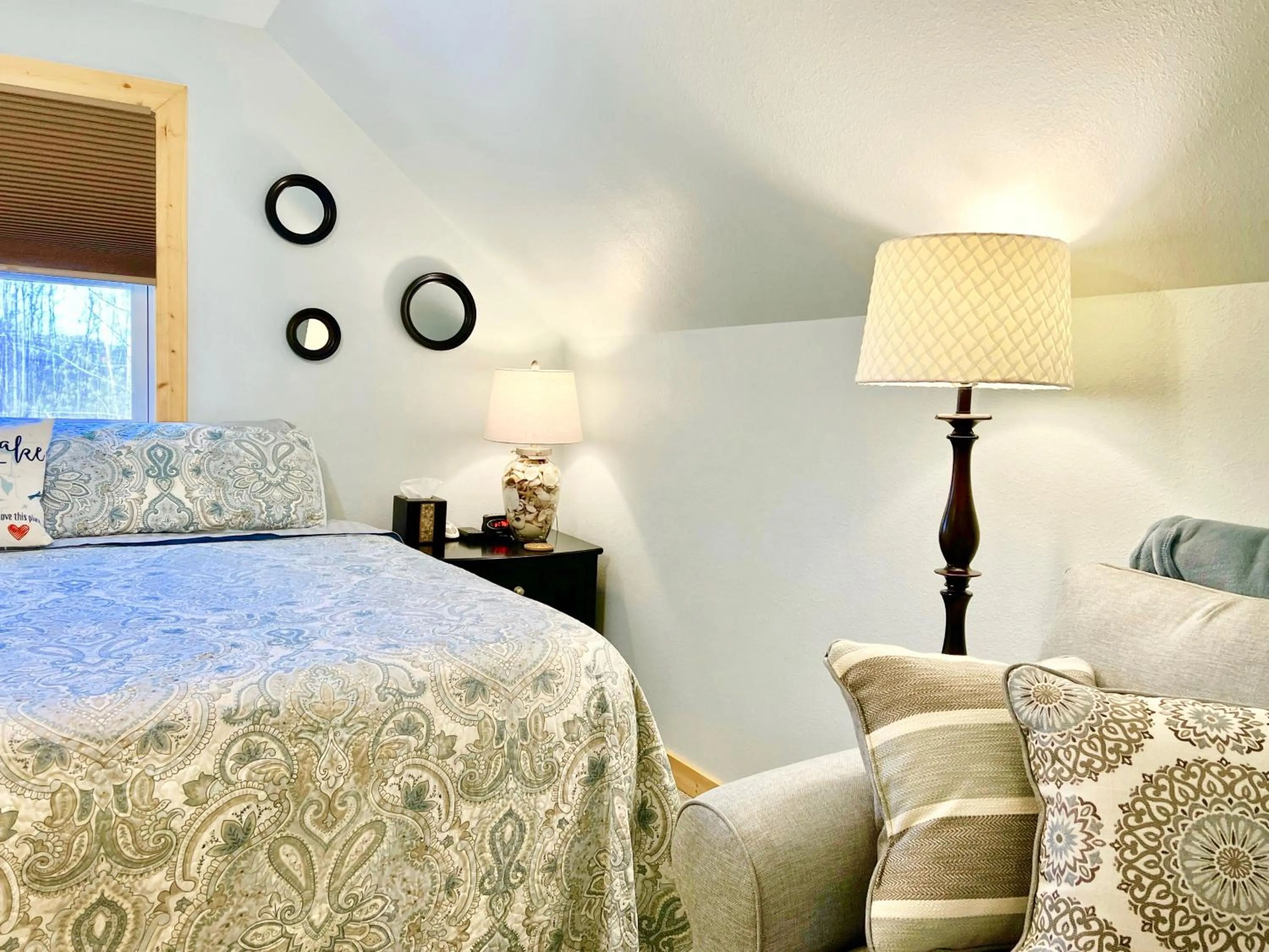 Bed in The Torch Lake Bed and Breakfast