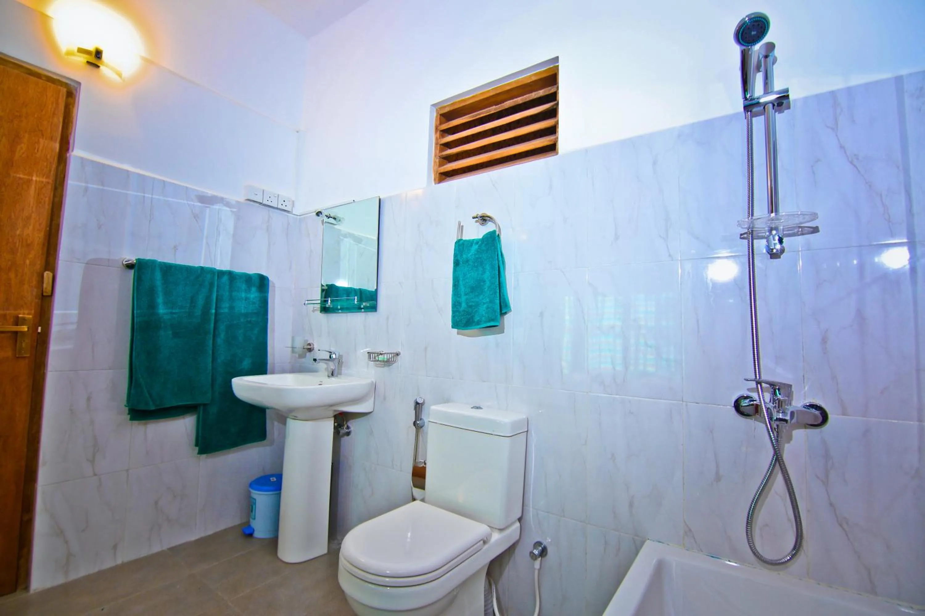 Shower in Ella Alpine Resort