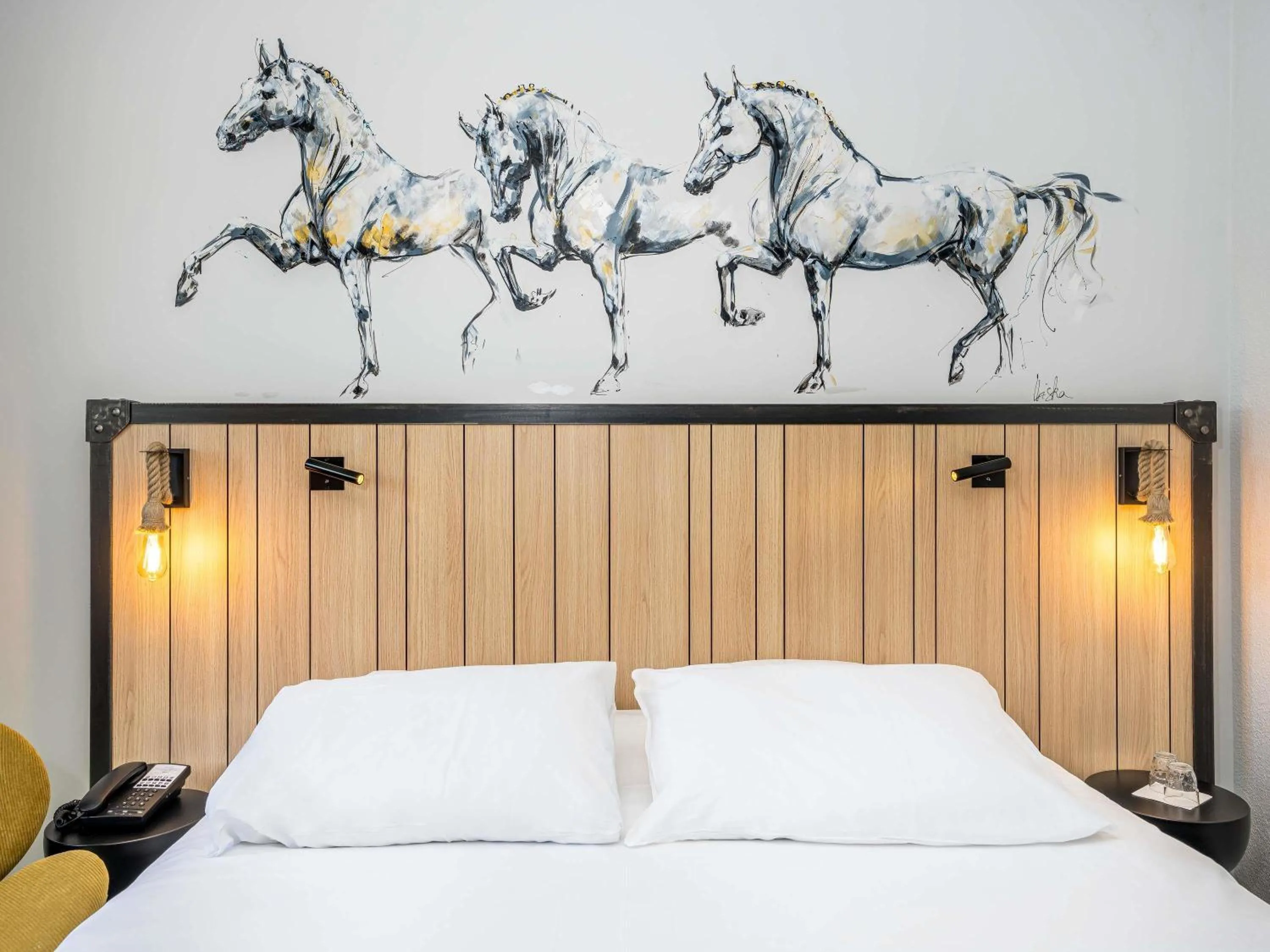 Bedroom, Bed in Mercure Bords de Loire Saumur