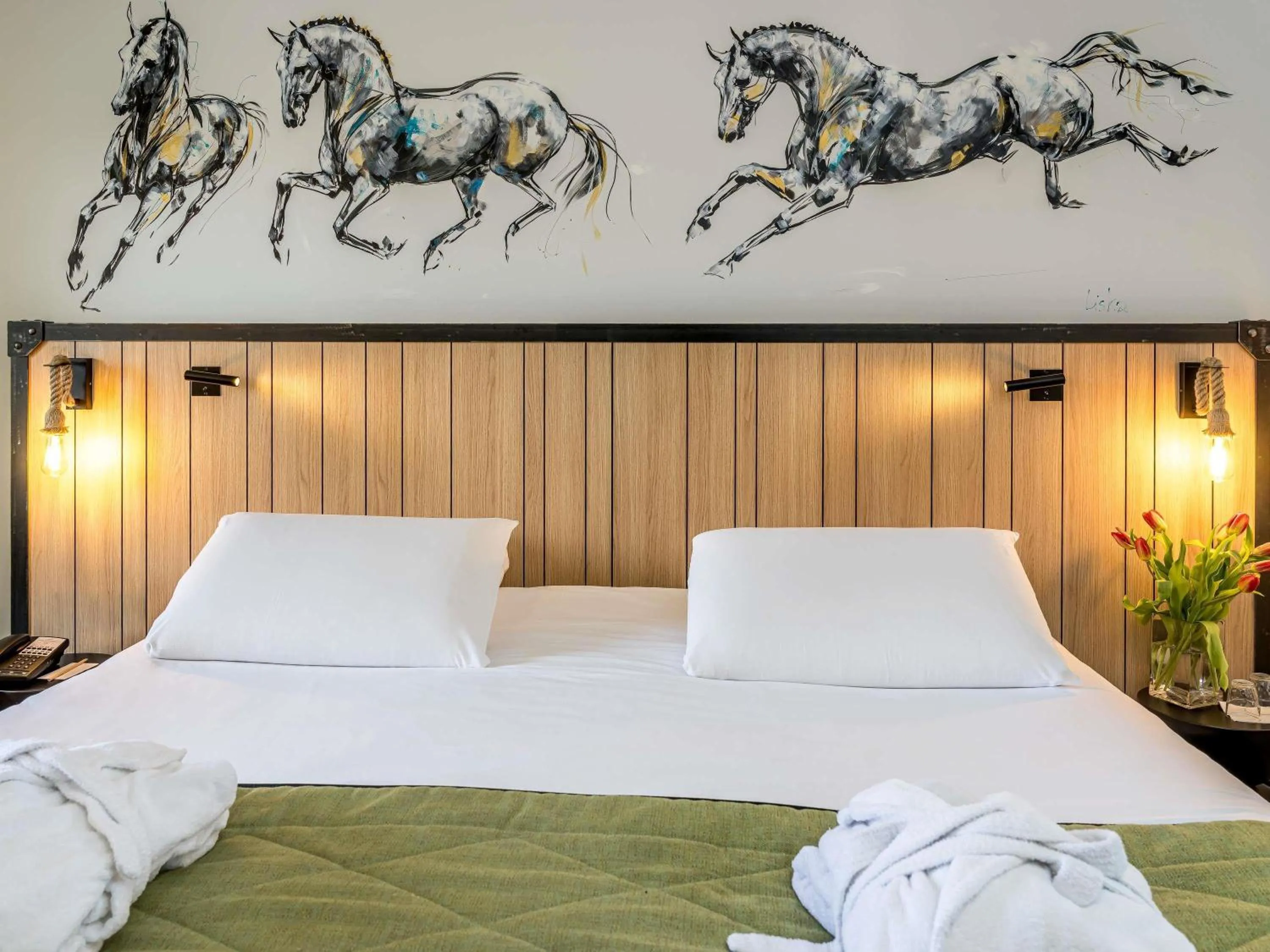 Bedroom, Bed in Mercure Bords de Loire Saumur