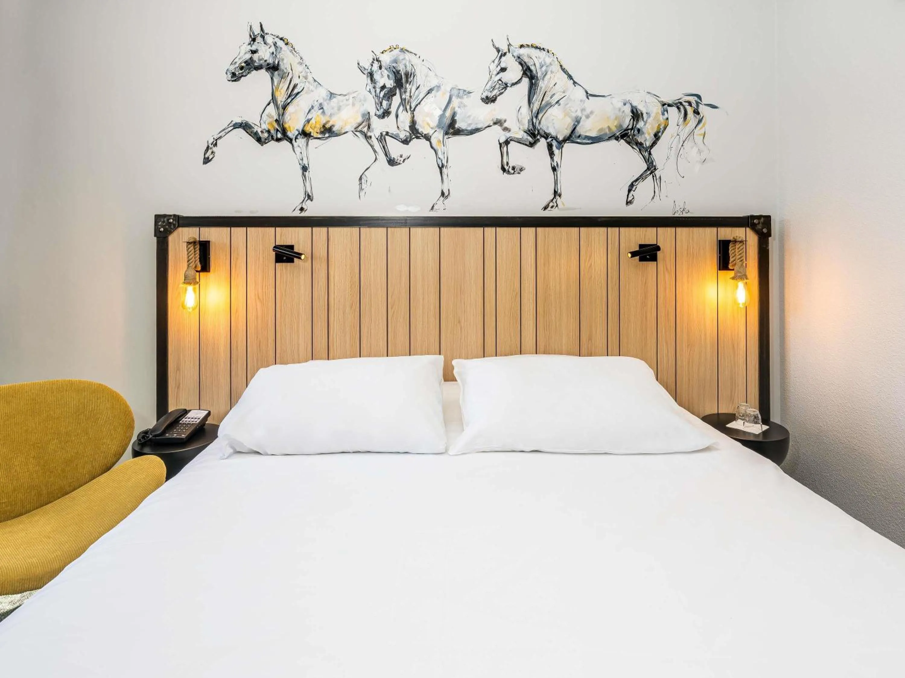 Bedroom, Bed in Mercure Bords de Loire Saumur