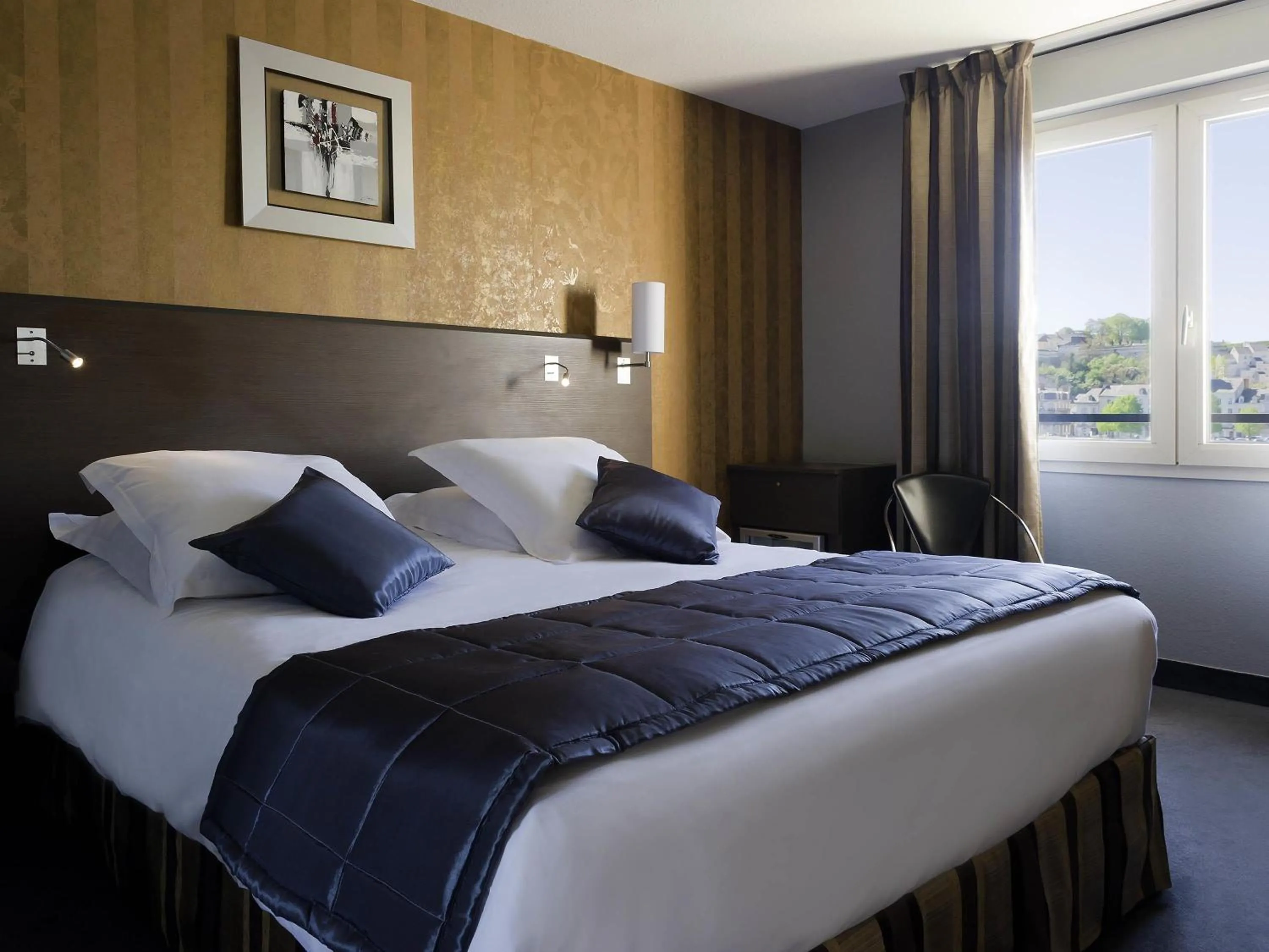 Bedroom, Bed in Mercure Bords de Loire Saumur