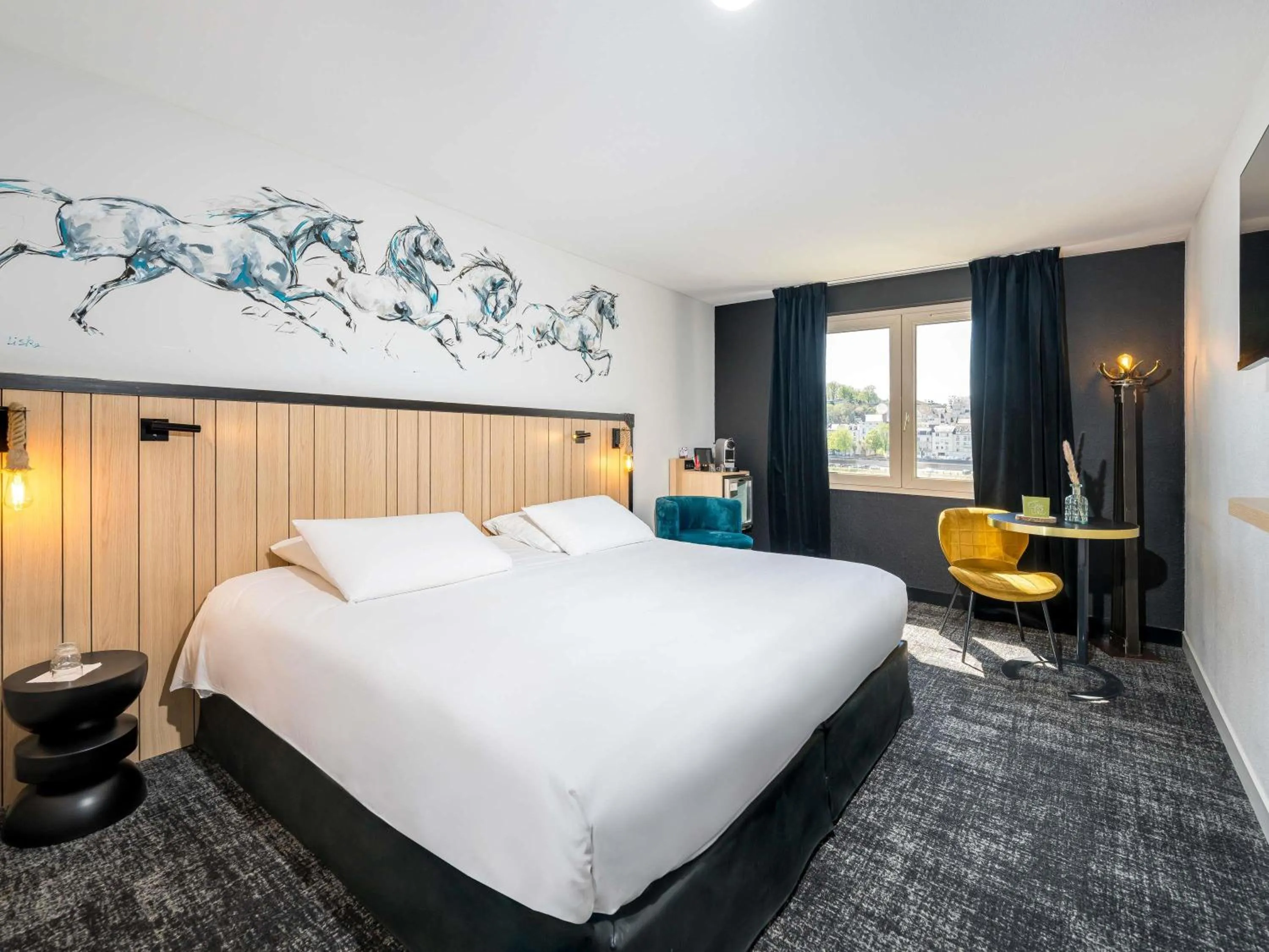 Bedroom, Bed in Mercure Bords de Loire Saumur