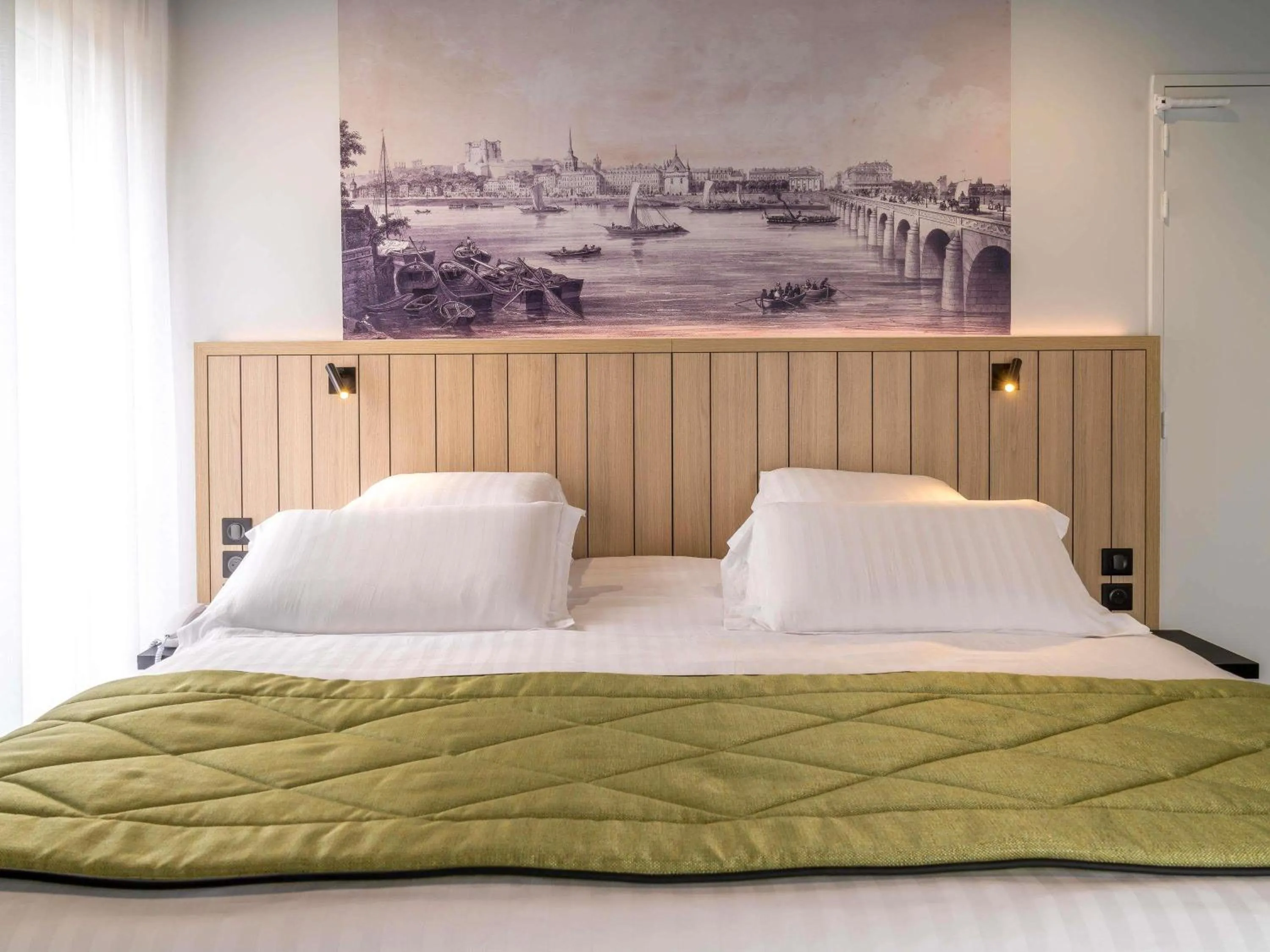 Bedroom, Bed in Mercure Bords de Loire Saumur