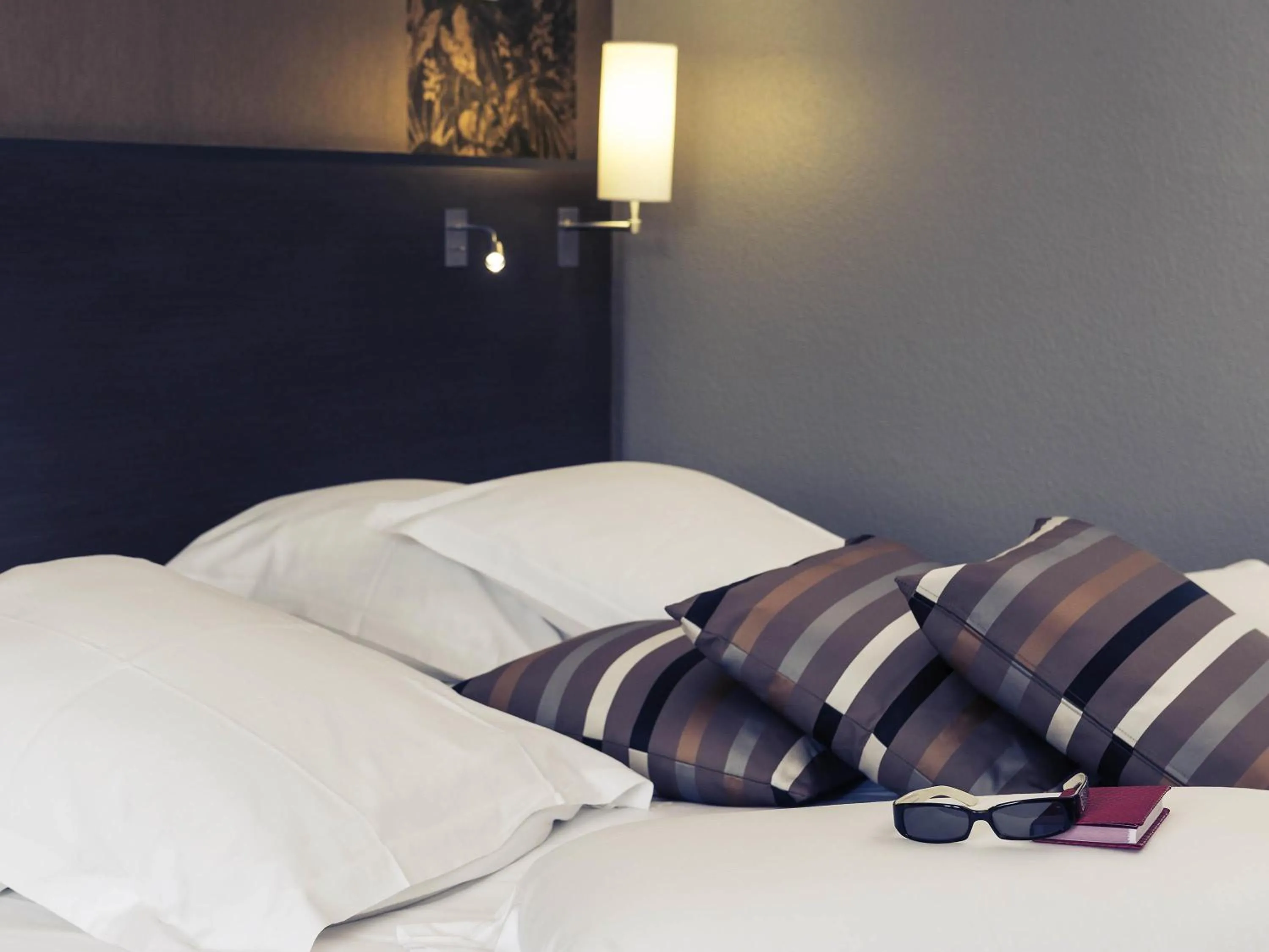 Bedroom, Bed in Mercure Bords de Loire Saumur