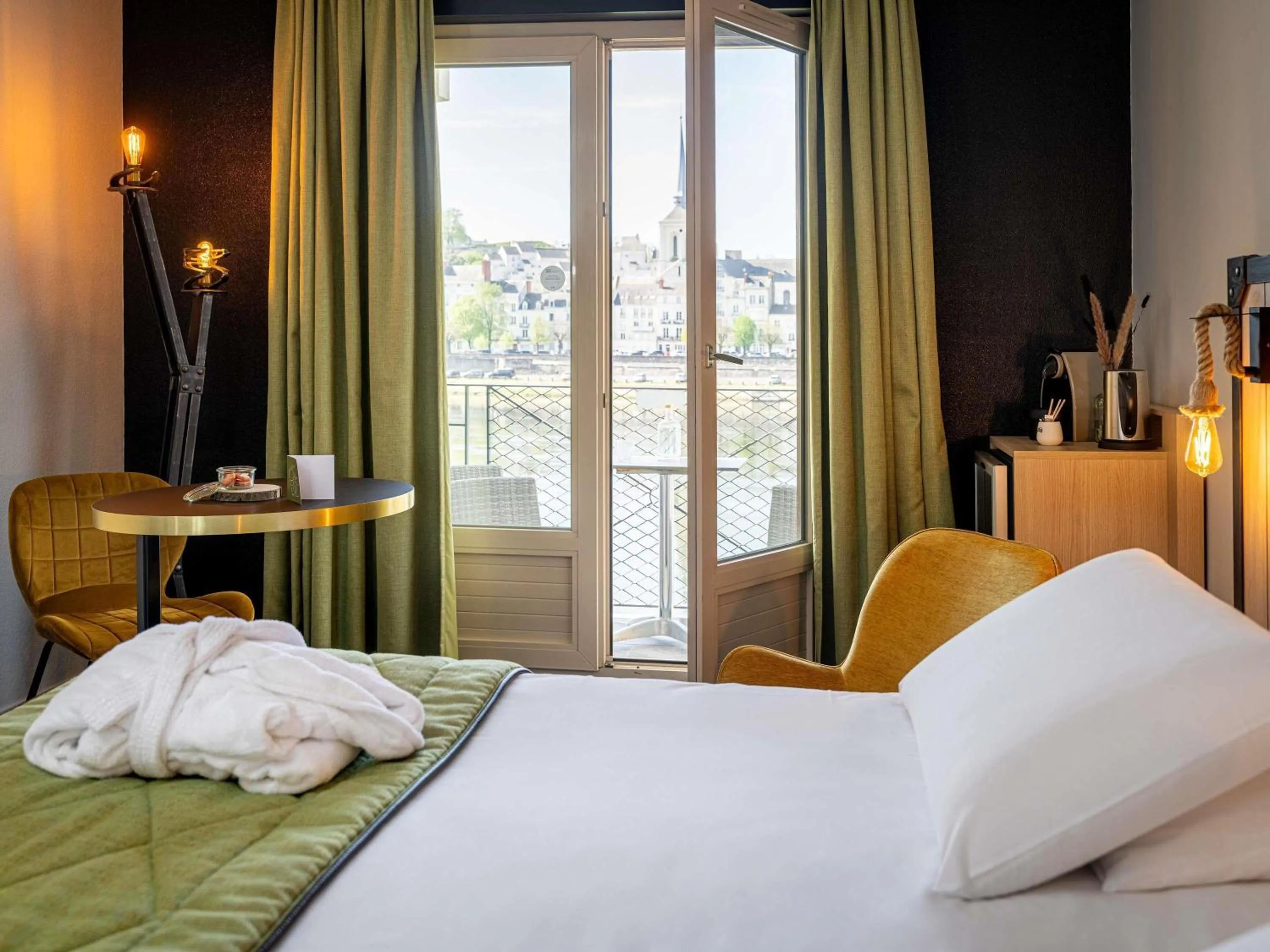 Bedroom, Bed in Mercure Bords de Loire Saumur