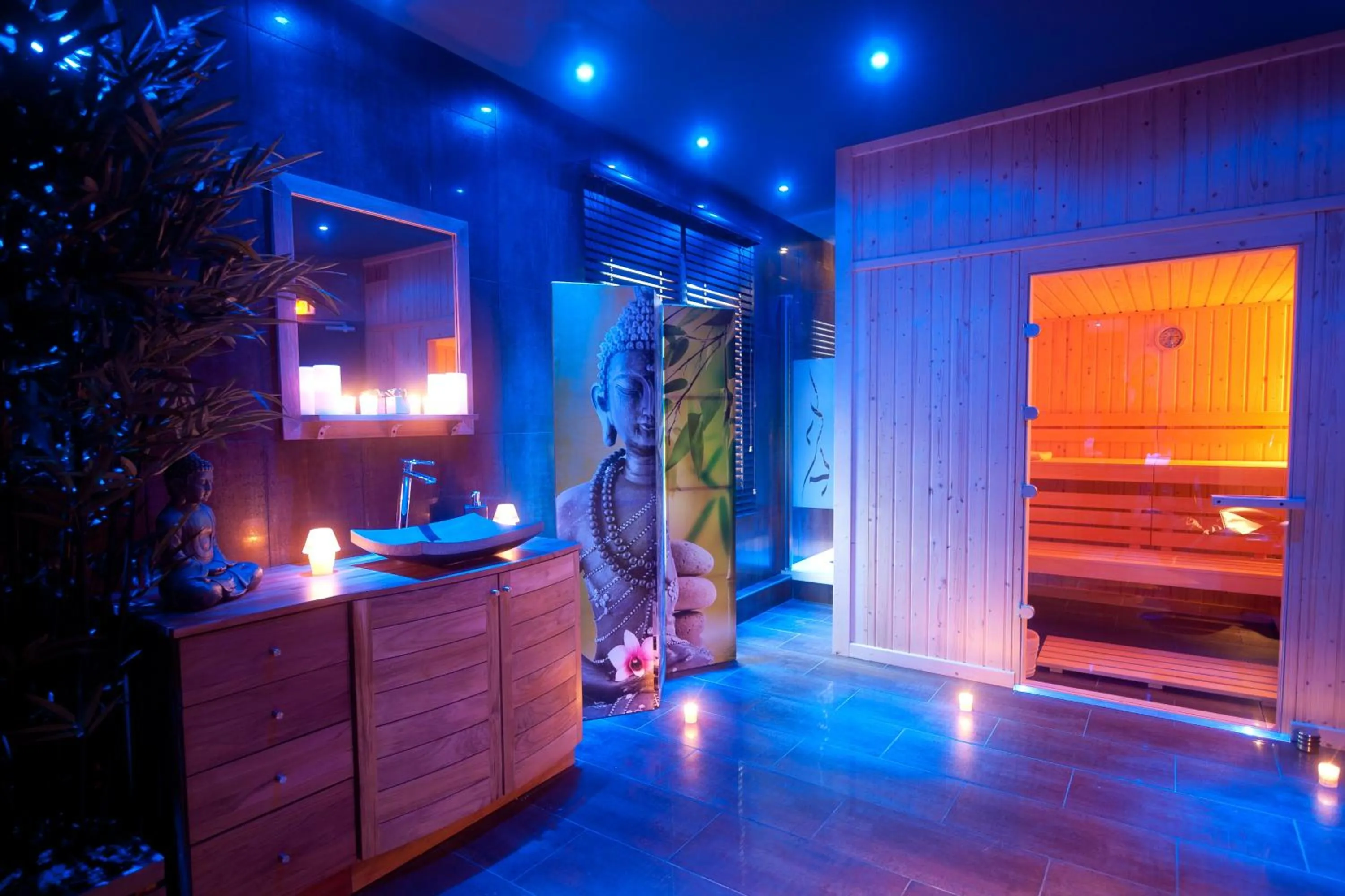 Bathroom, Bed in Mercure Bords de Loire Saumur