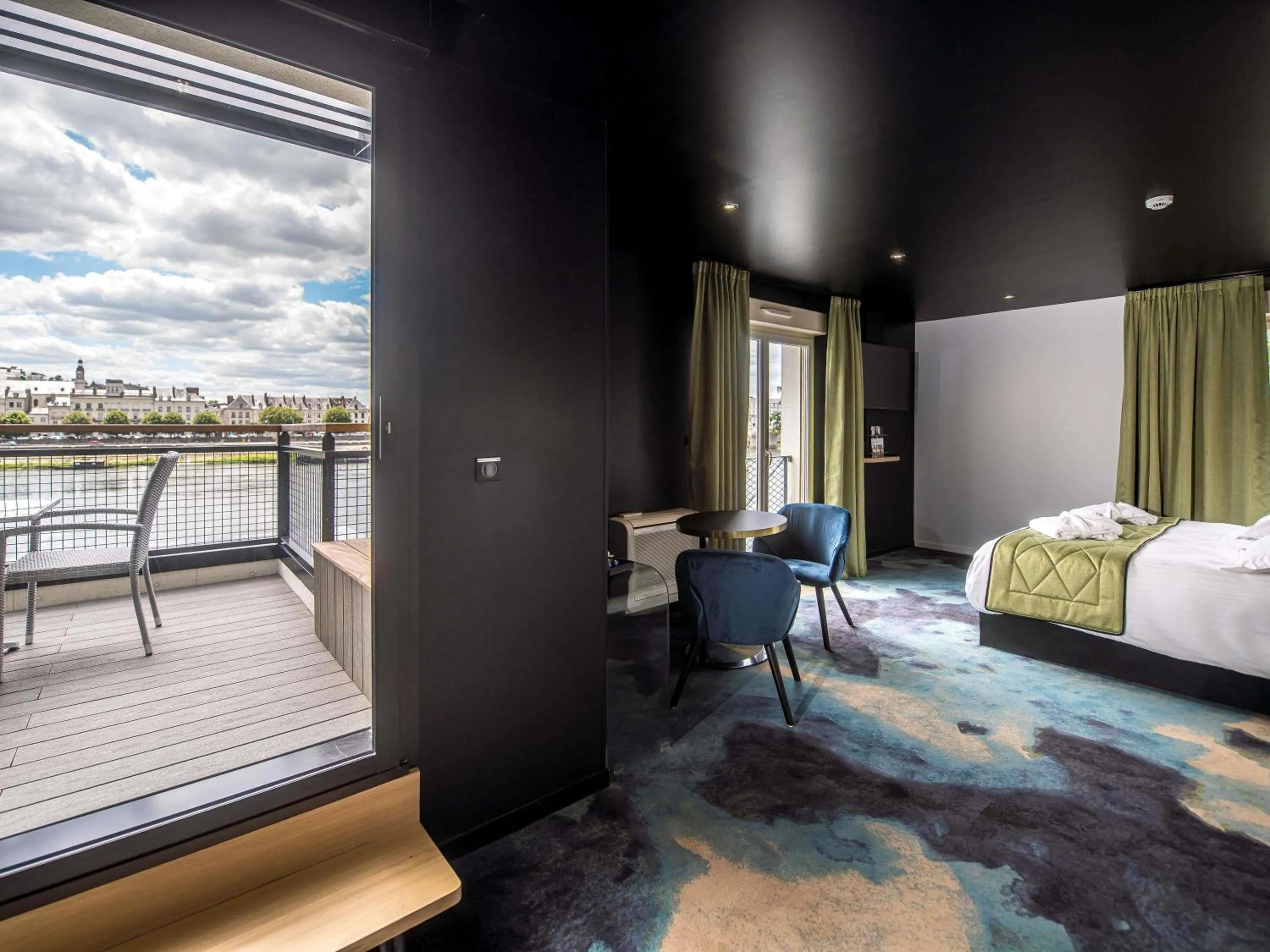 Bedroom, Bed in Mercure Bords de Loire Saumur