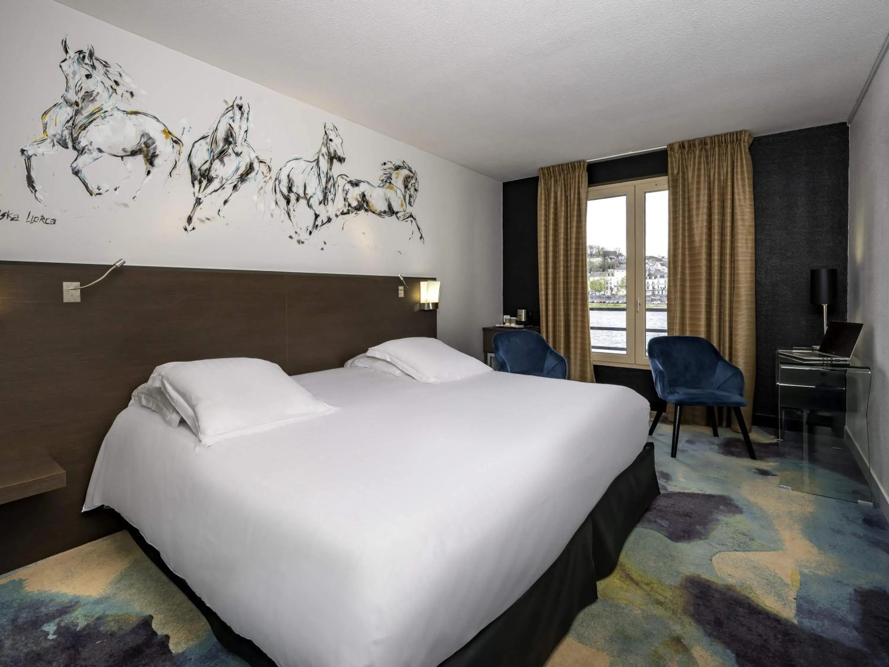 Bedroom, Bed in Mercure Bords de Loire Saumur