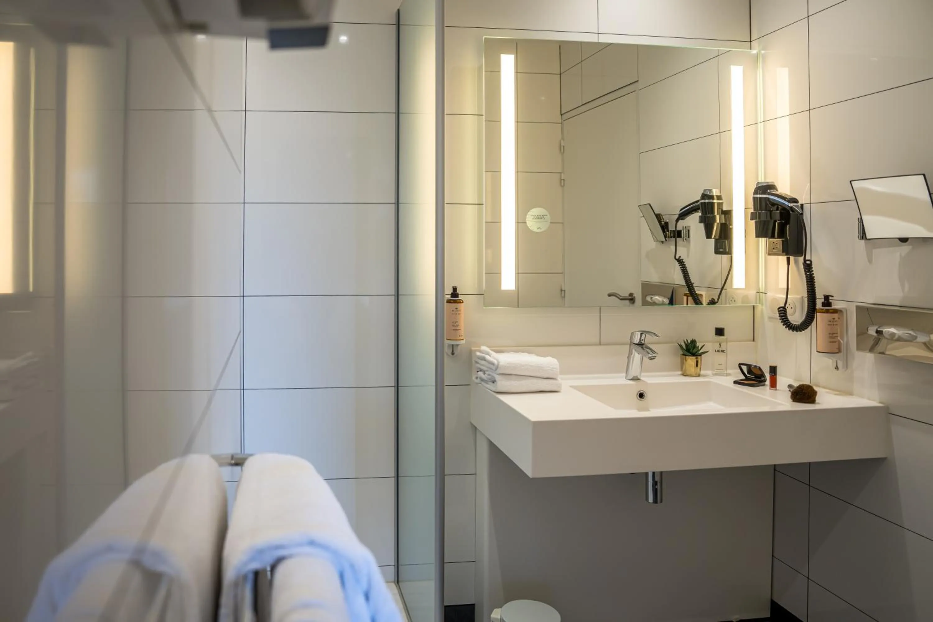 Bathroom in Mercure Bords de Loire Saumur