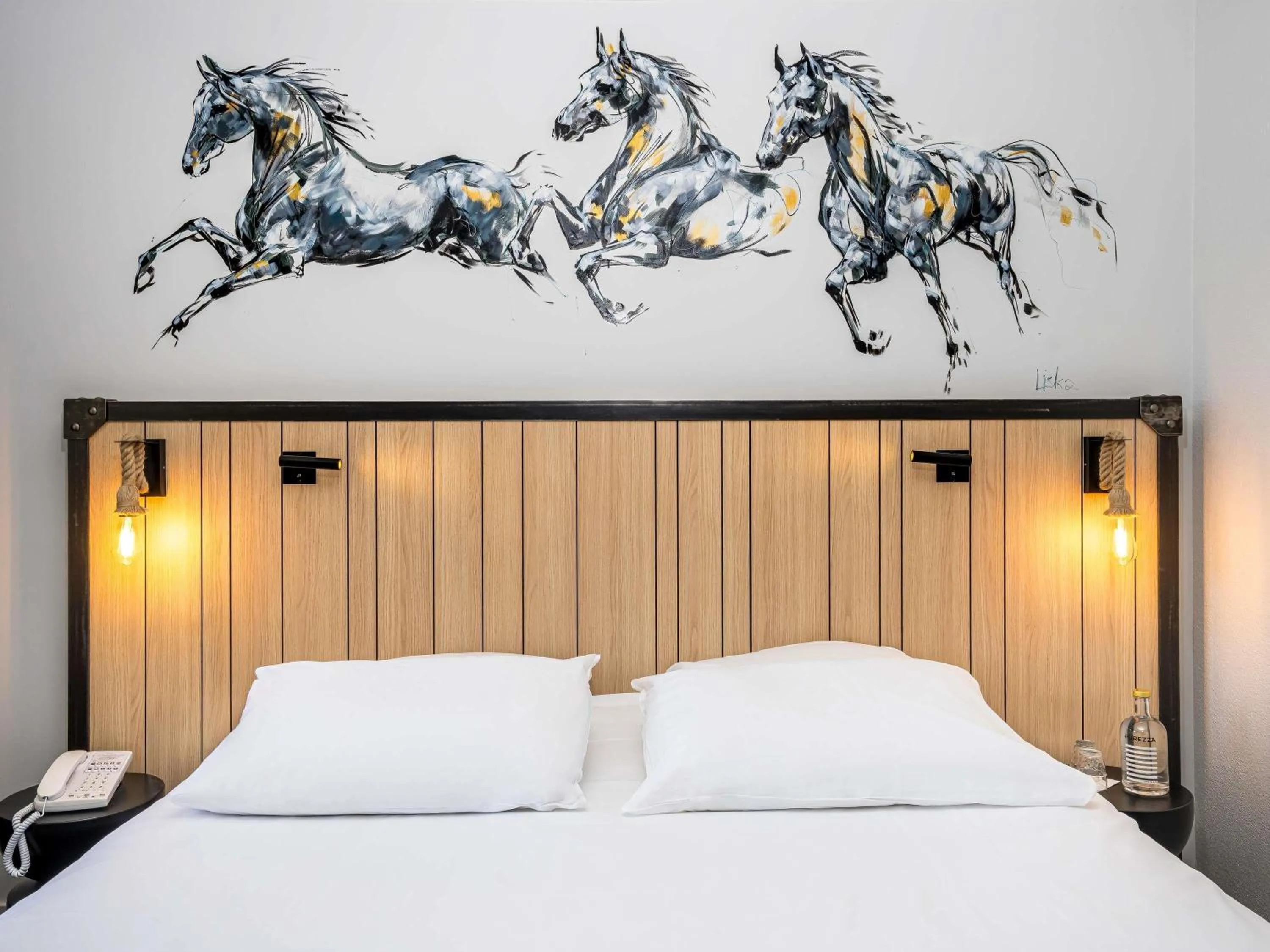 Bedroom, Bed in Mercure Bords de Loire Saumur