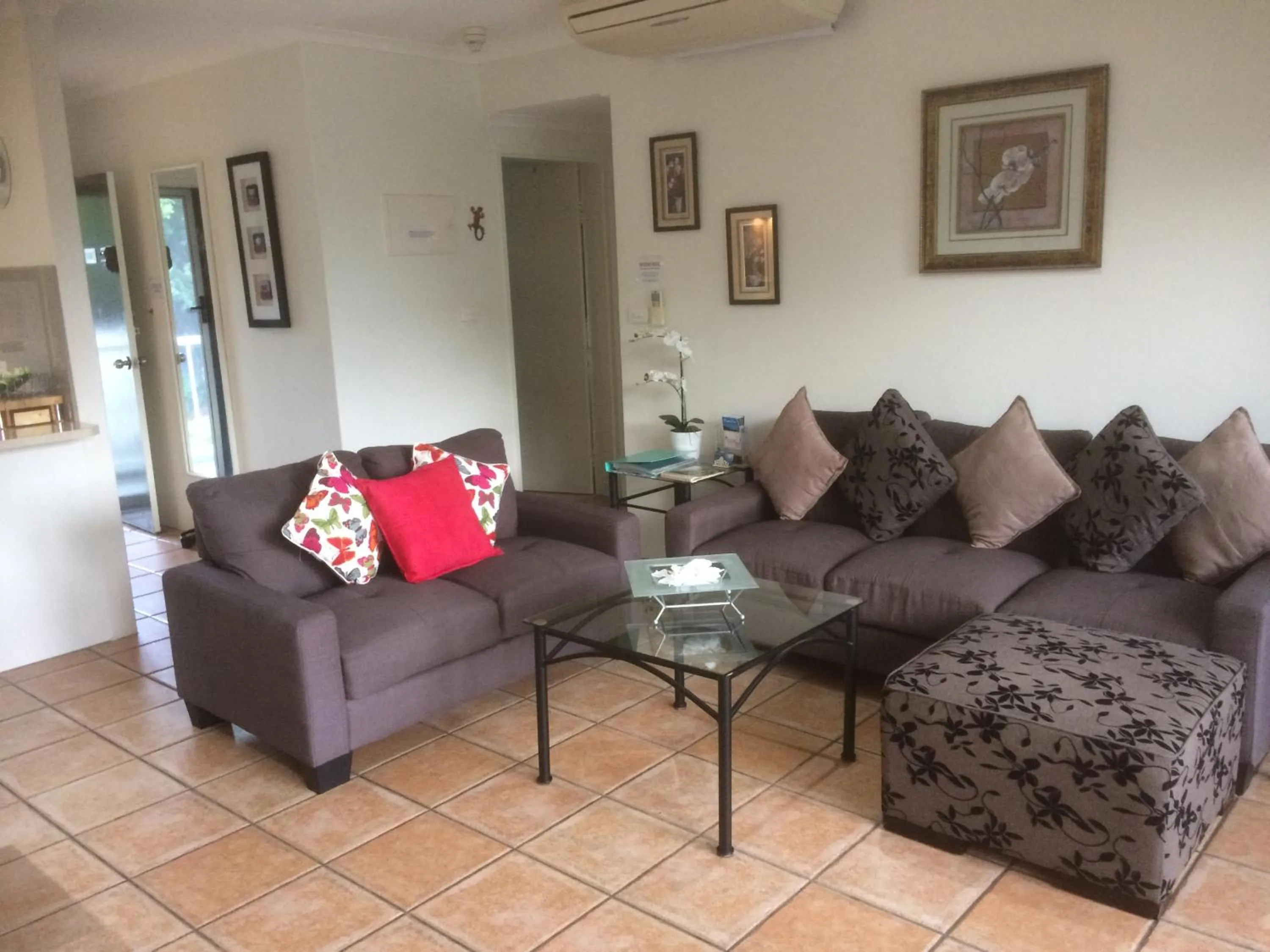 Photo of the whole room in Paradise in the Tropics