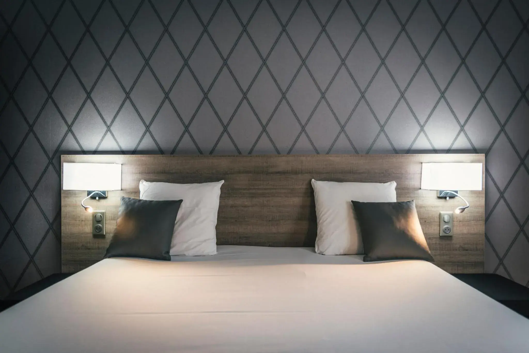 Bedroom, Bed in The Originals City, Hôtel La Saulaie, Saumur Ouest Bedroom, Bed in The Originals City, Hôtel La Saulaie, Saumur Ouest