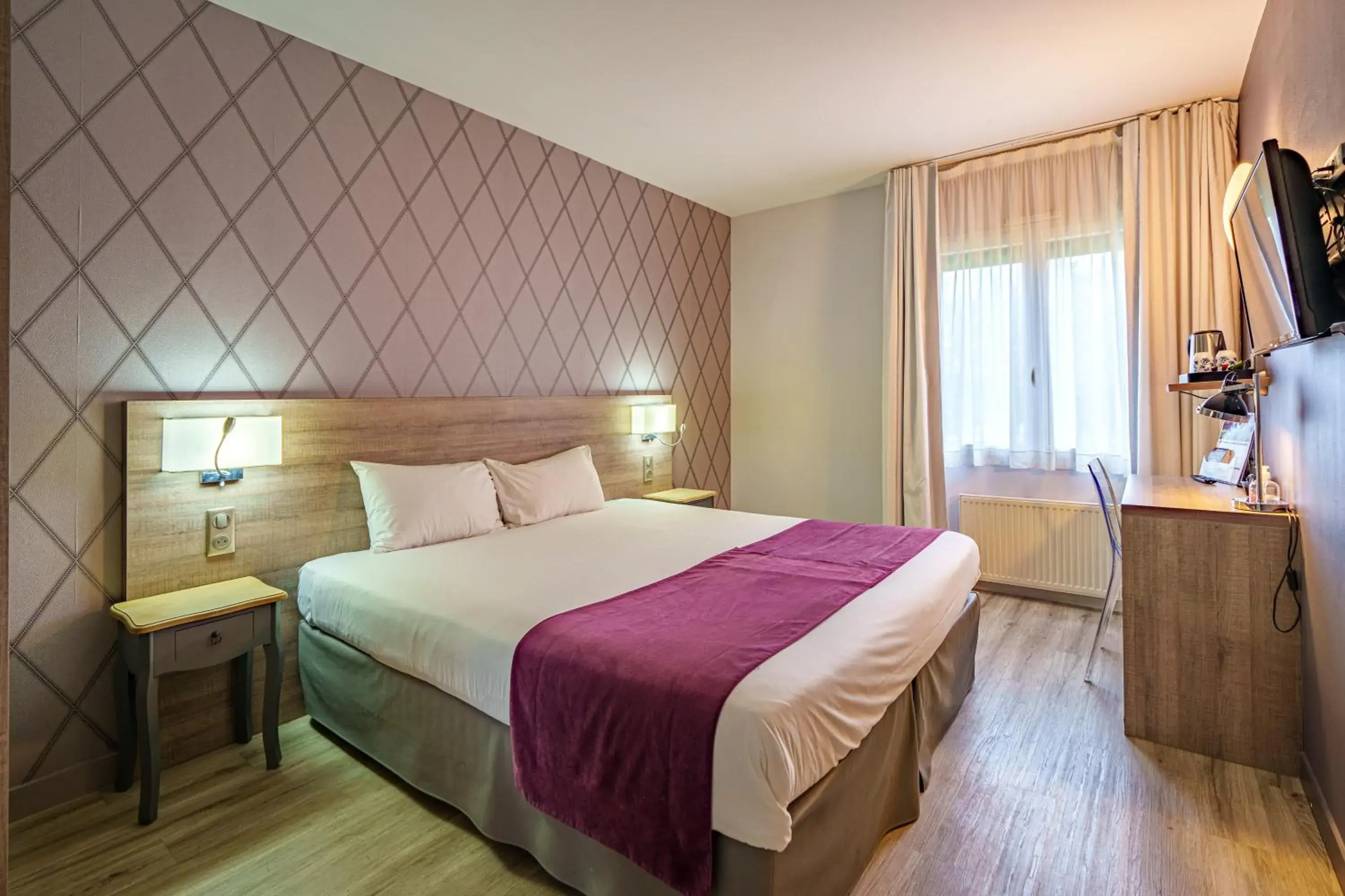 Bedroom, Bed in The Originals City, Hôtel La Saulaie, Saumur Ouest Bedroom, Bed in The Originals City, Hôtel La Saulaie, Saumur Ouest