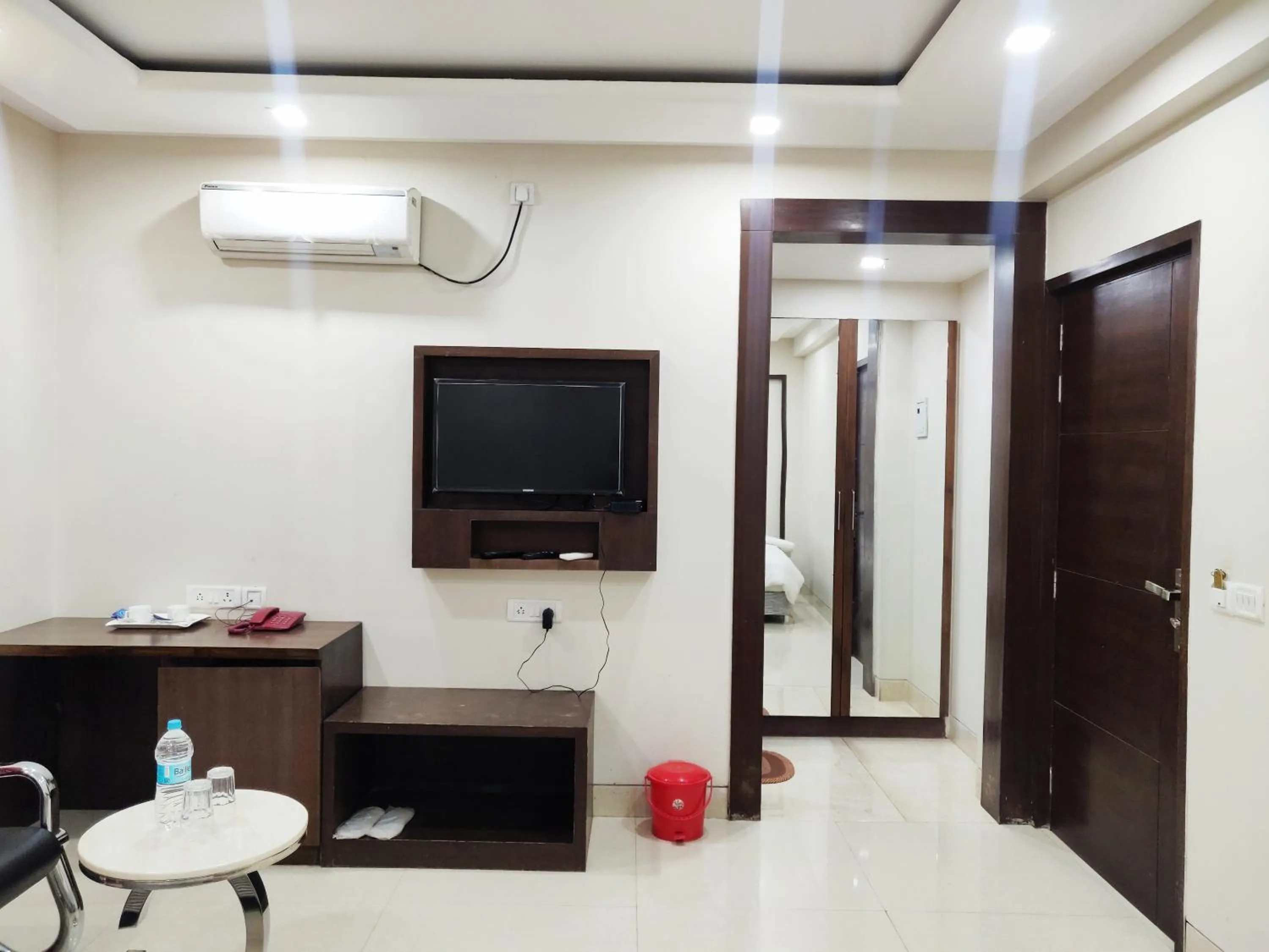 TV and multimedia in Bodhgaya Seven Inn Hotel n Restaurant