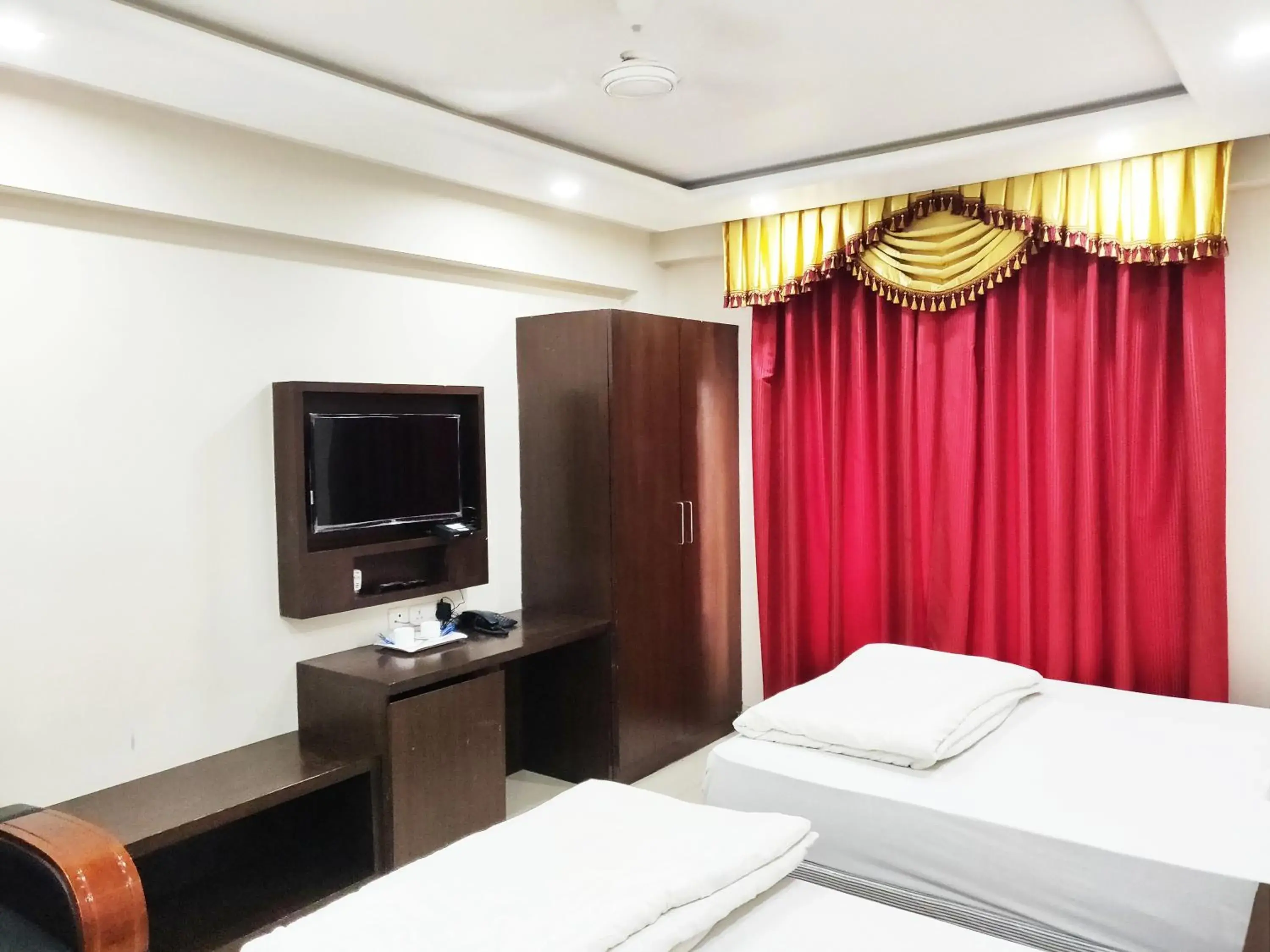 TV and multimedia, Bed in Bodhgaya Seven Inn Hotel n Restaurant TV and multimedia, Bed in Bodhgaya Seven Inn Hotel n Restaurant