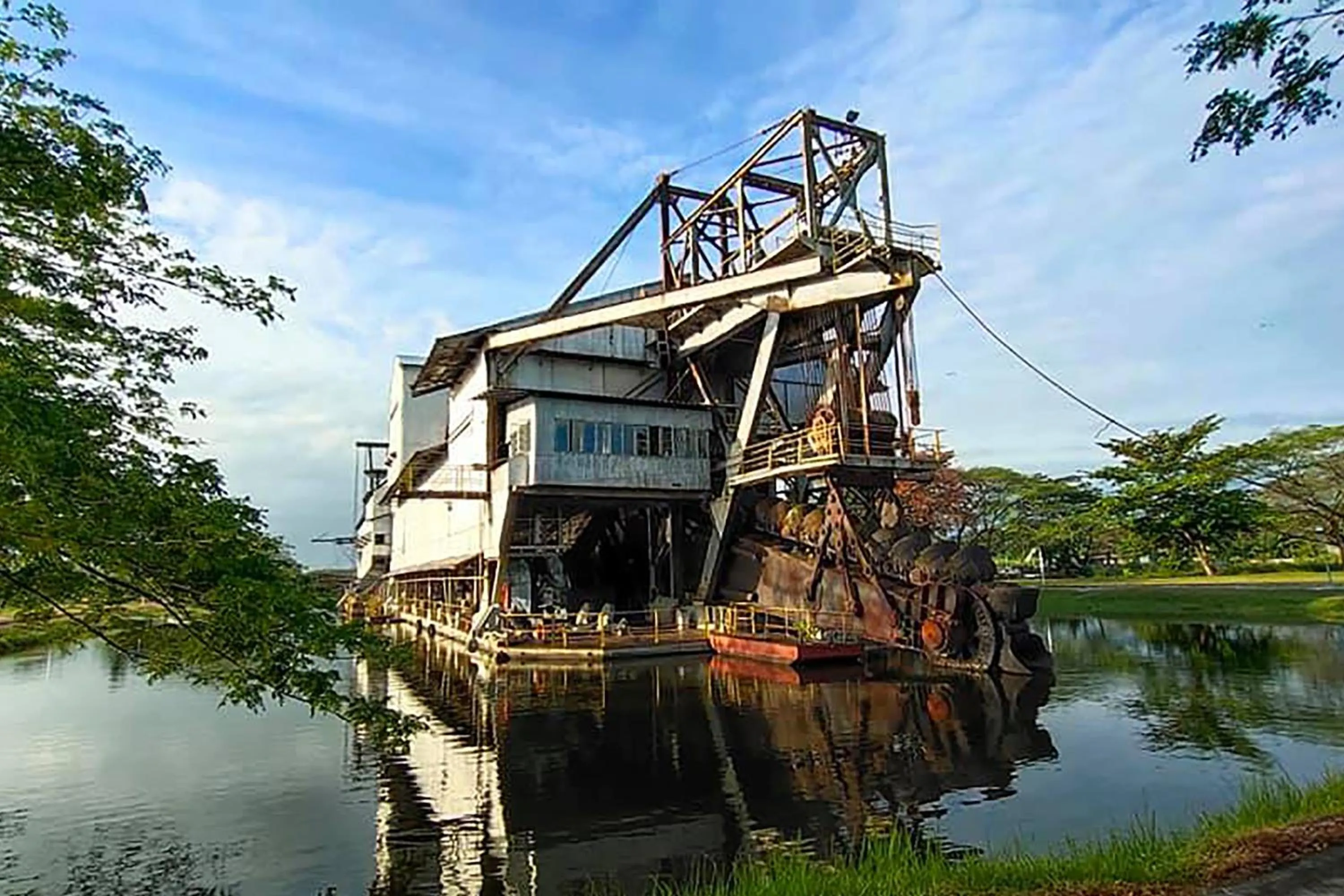 Nearby landmark in Golden Roof Hotel, Seri Iskandar