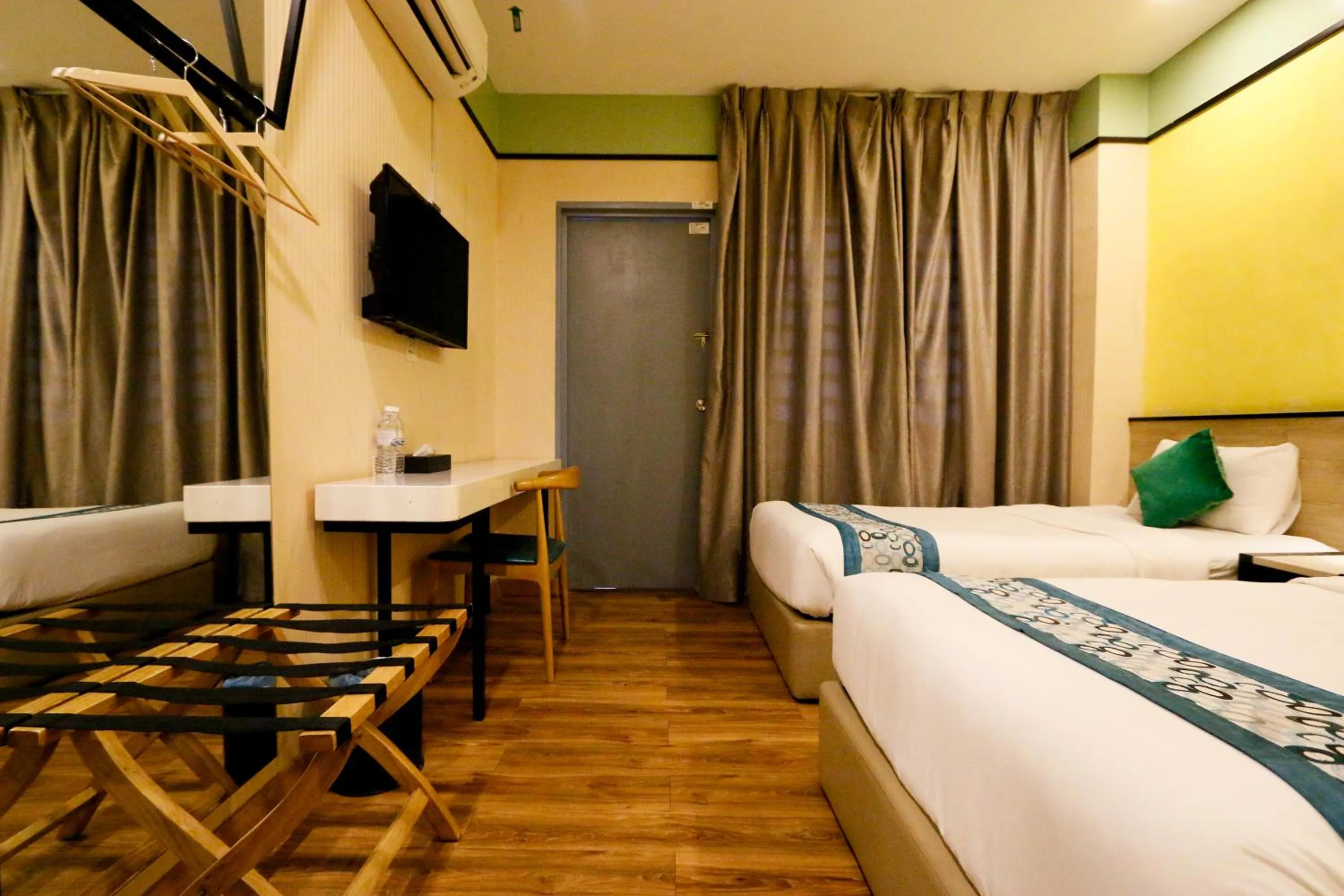 Photo of the whole room, Bed in Golden Roof Hotel, Seri Iskandar