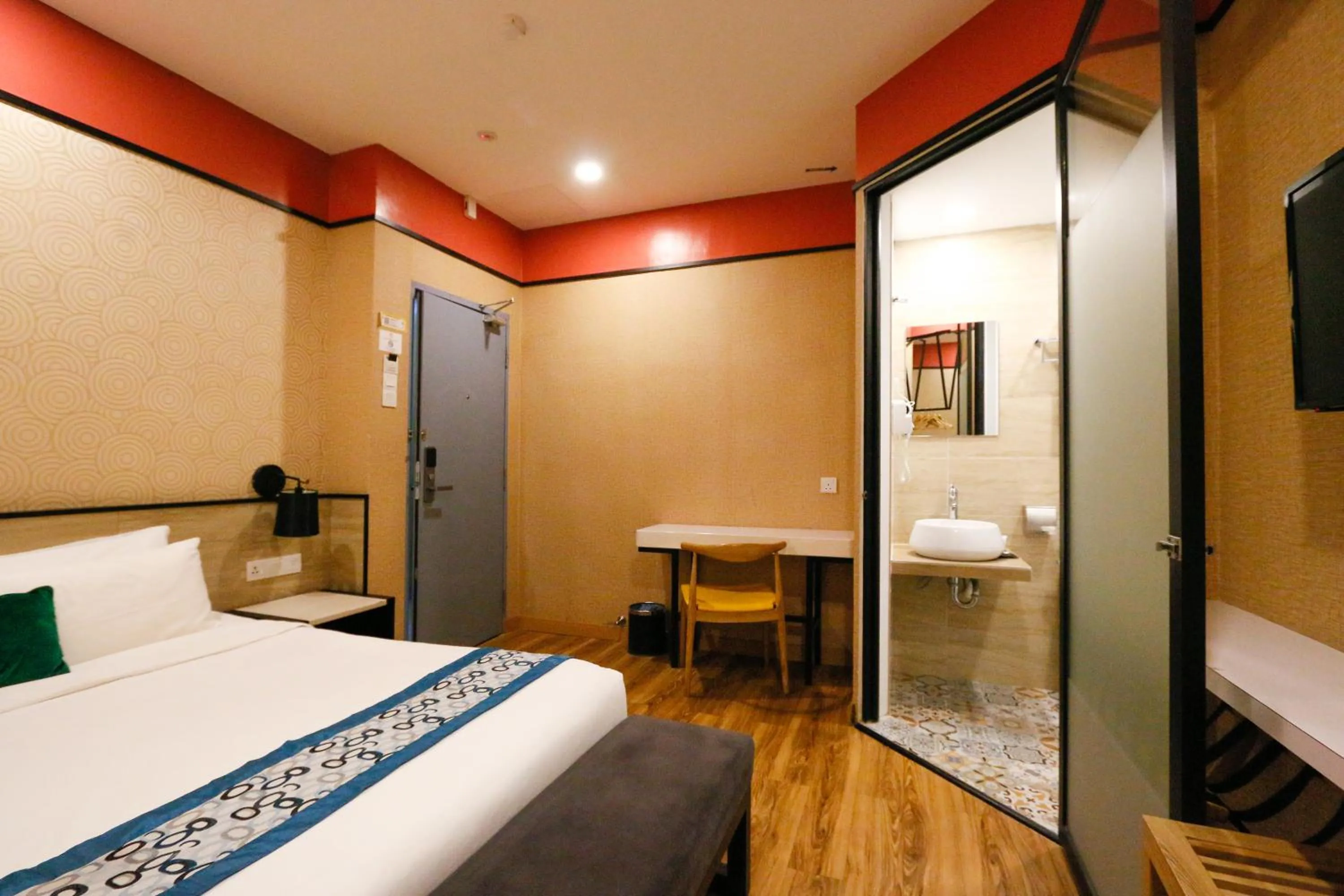Photo of the whole room, Bed in Golden Roof Hotel, Seri Iskandar