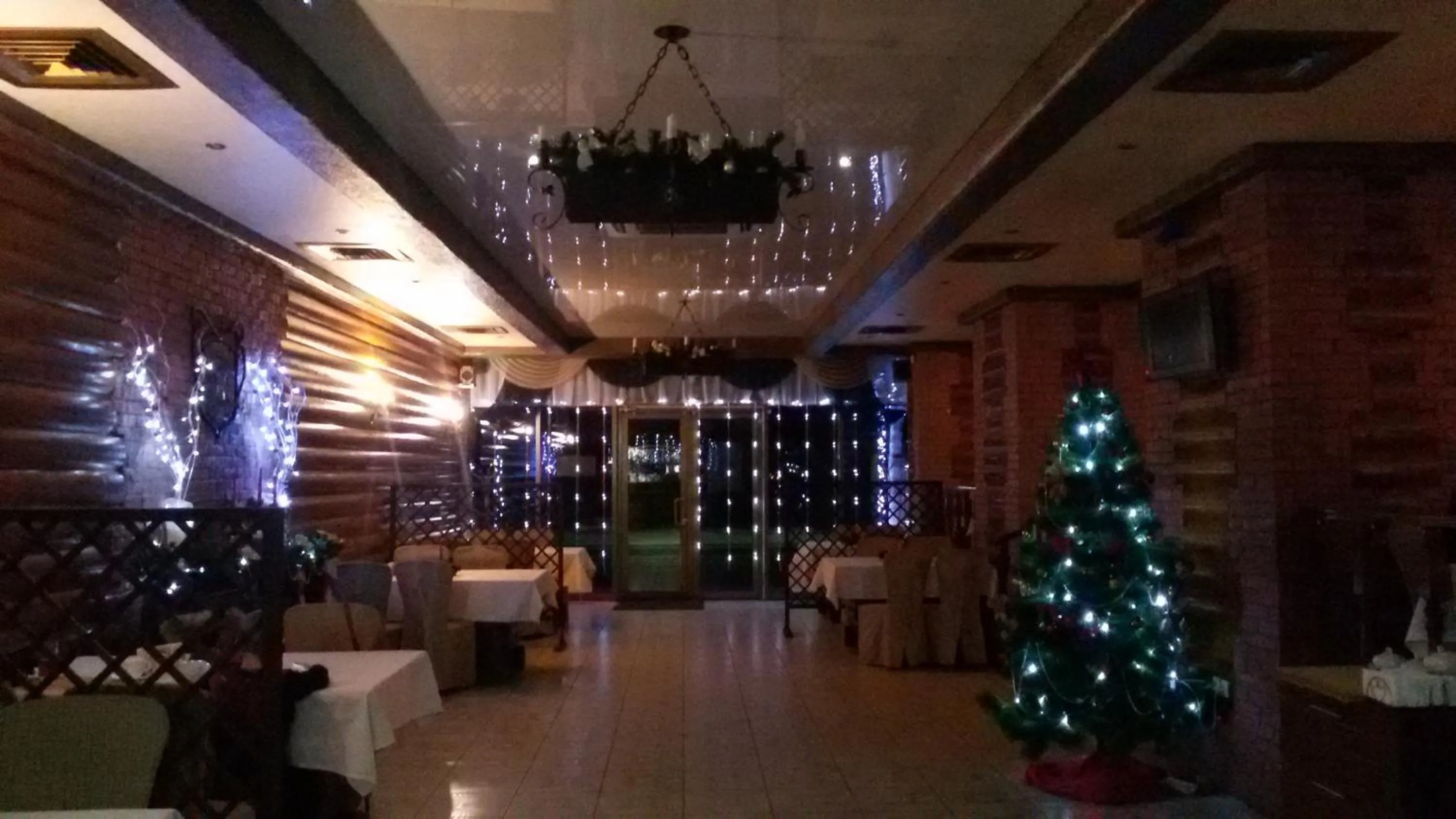 Restaurant/places to eat in Mini Hotel Smak