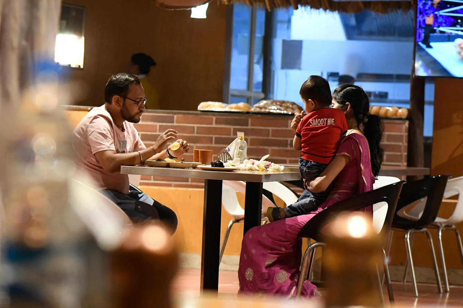 Restaurant/places to eat in Pal Heights Mantra