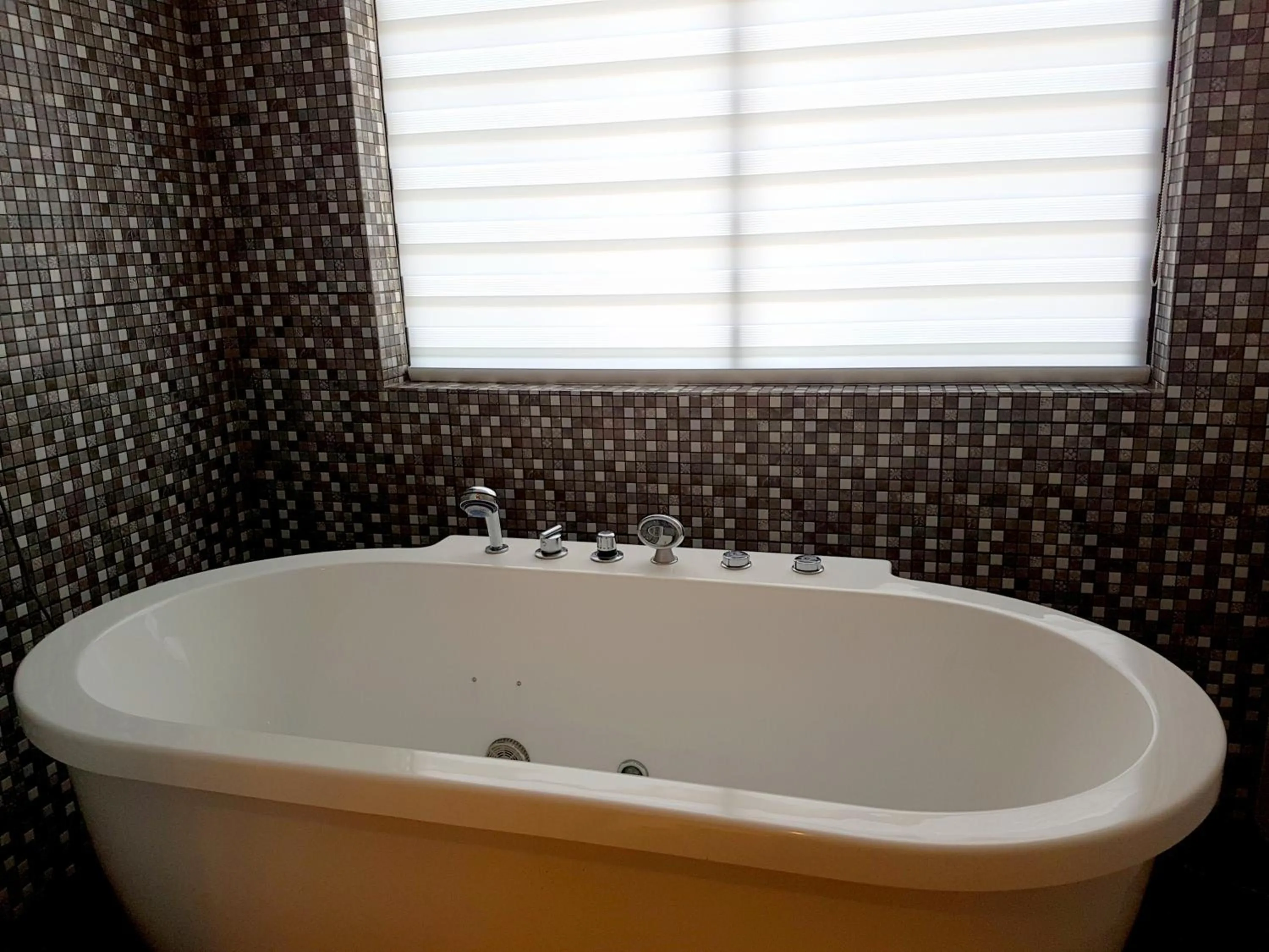 Hot Tub in Pal Heights Mantra