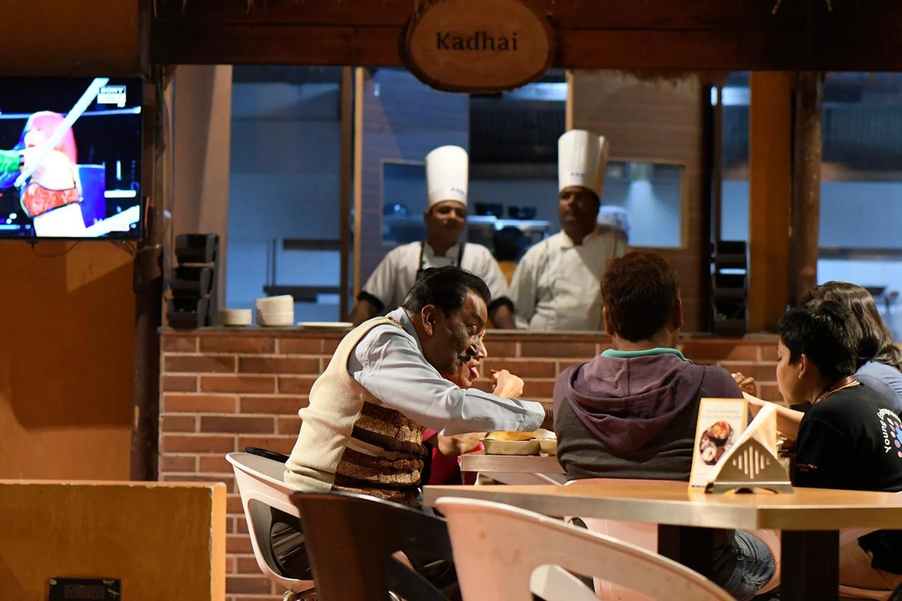 Restaurant/places to eat in Pal Heights Mantra