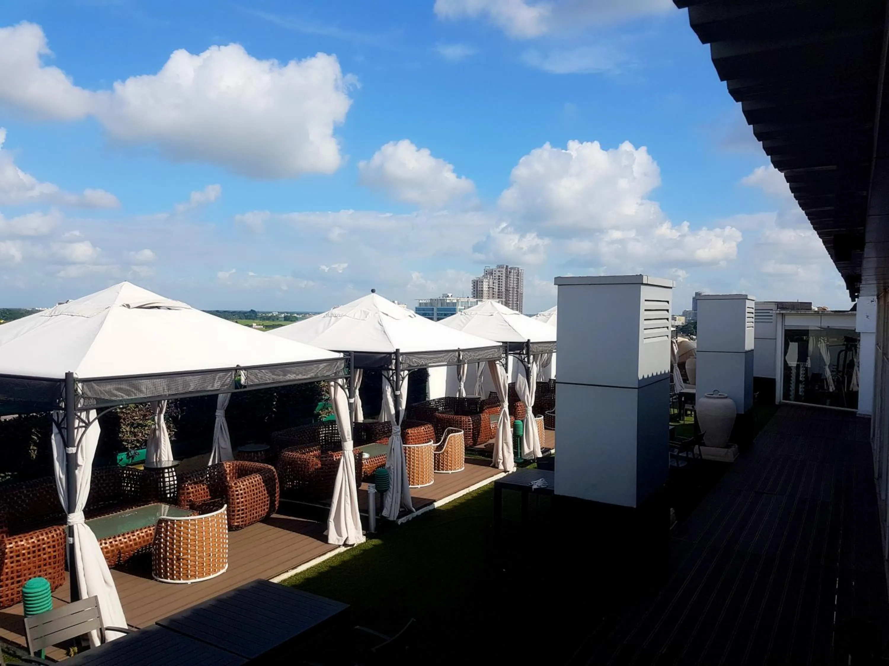 Restaurant/places to eat in Pal Heights Mantra