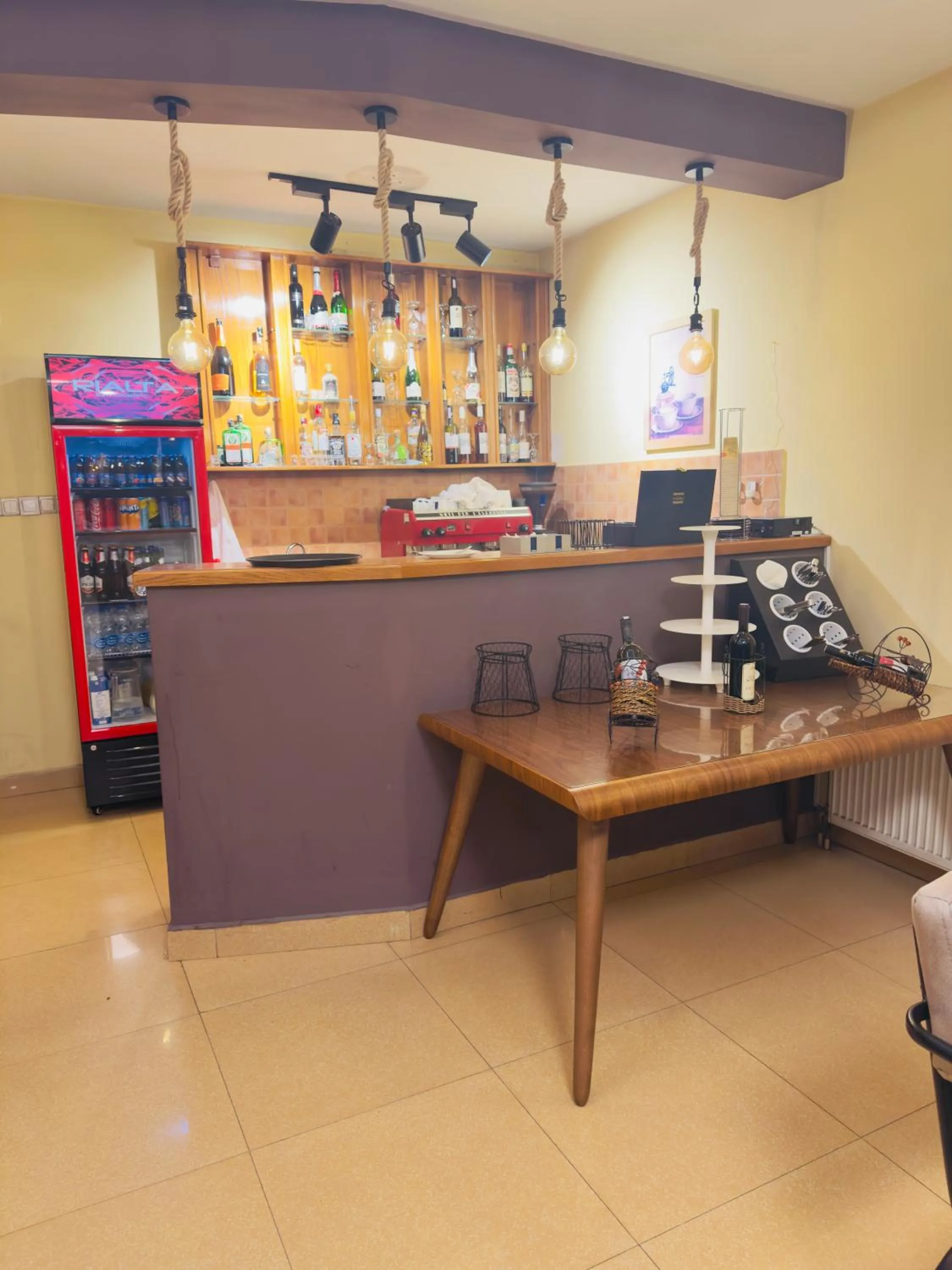 Restaurant/places to eat in Hotel Real