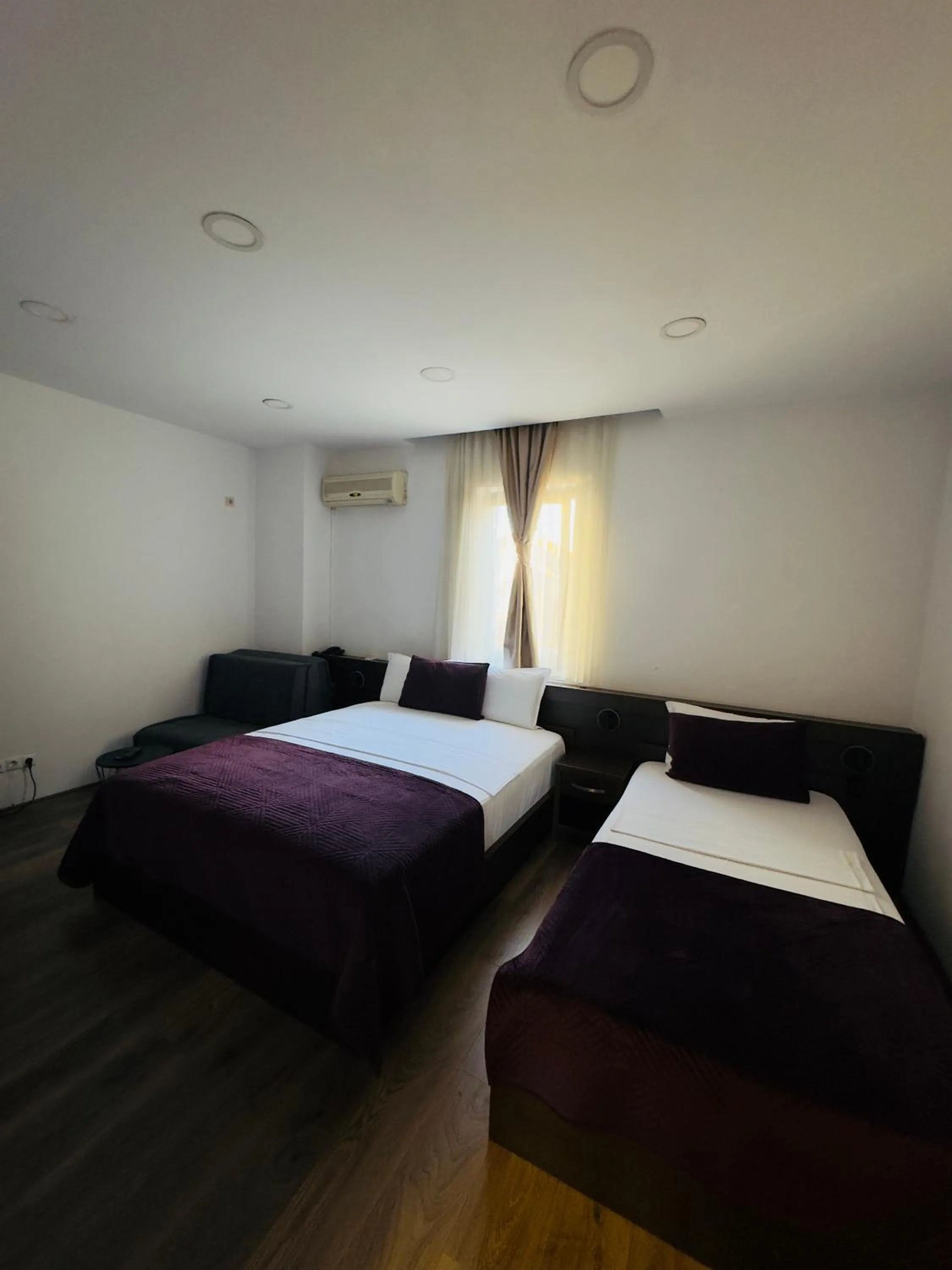 Photo of the whole room, Bed in Hotel Real