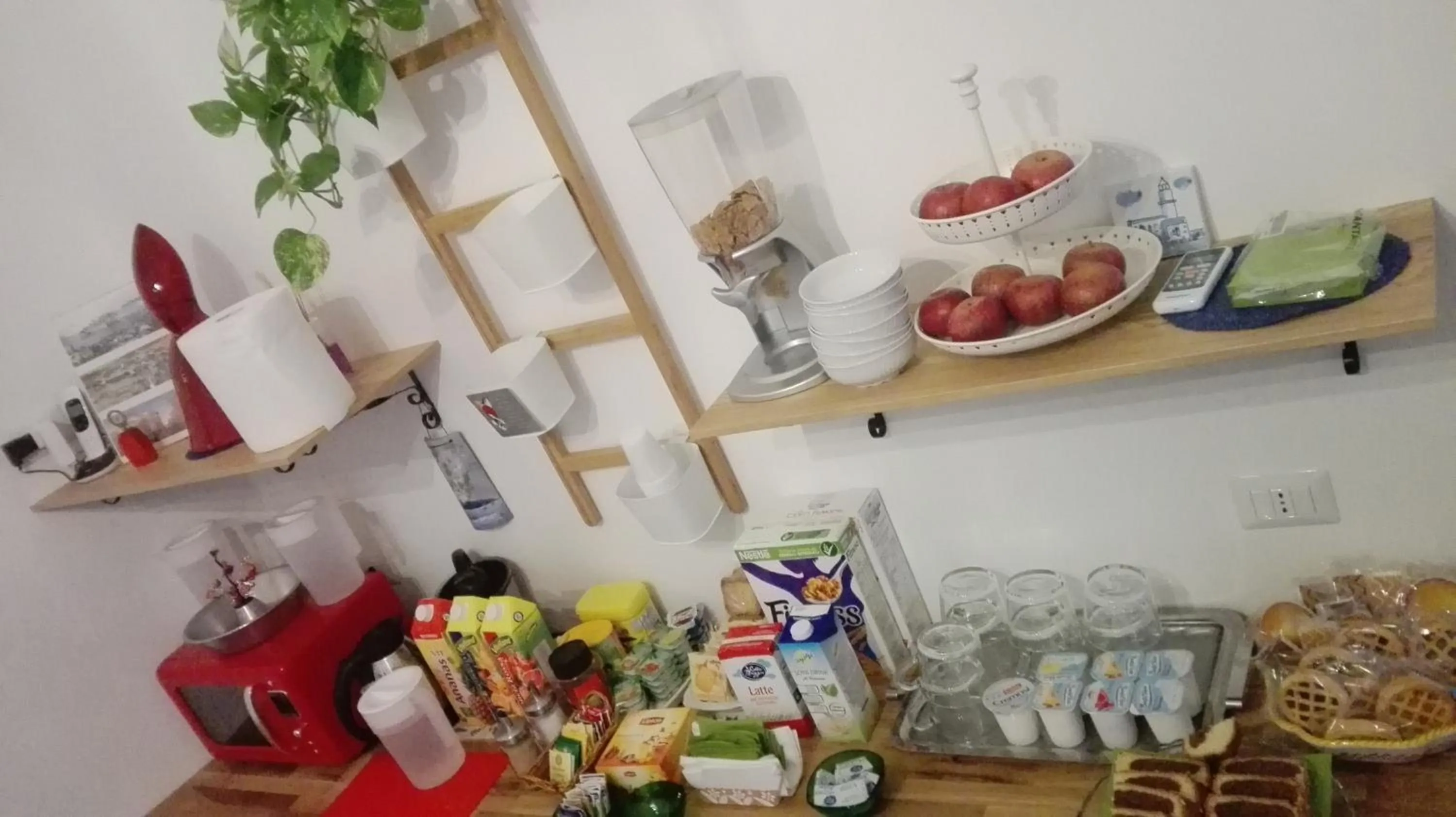 Communal kitchen in B&B Alchimia Napoletana