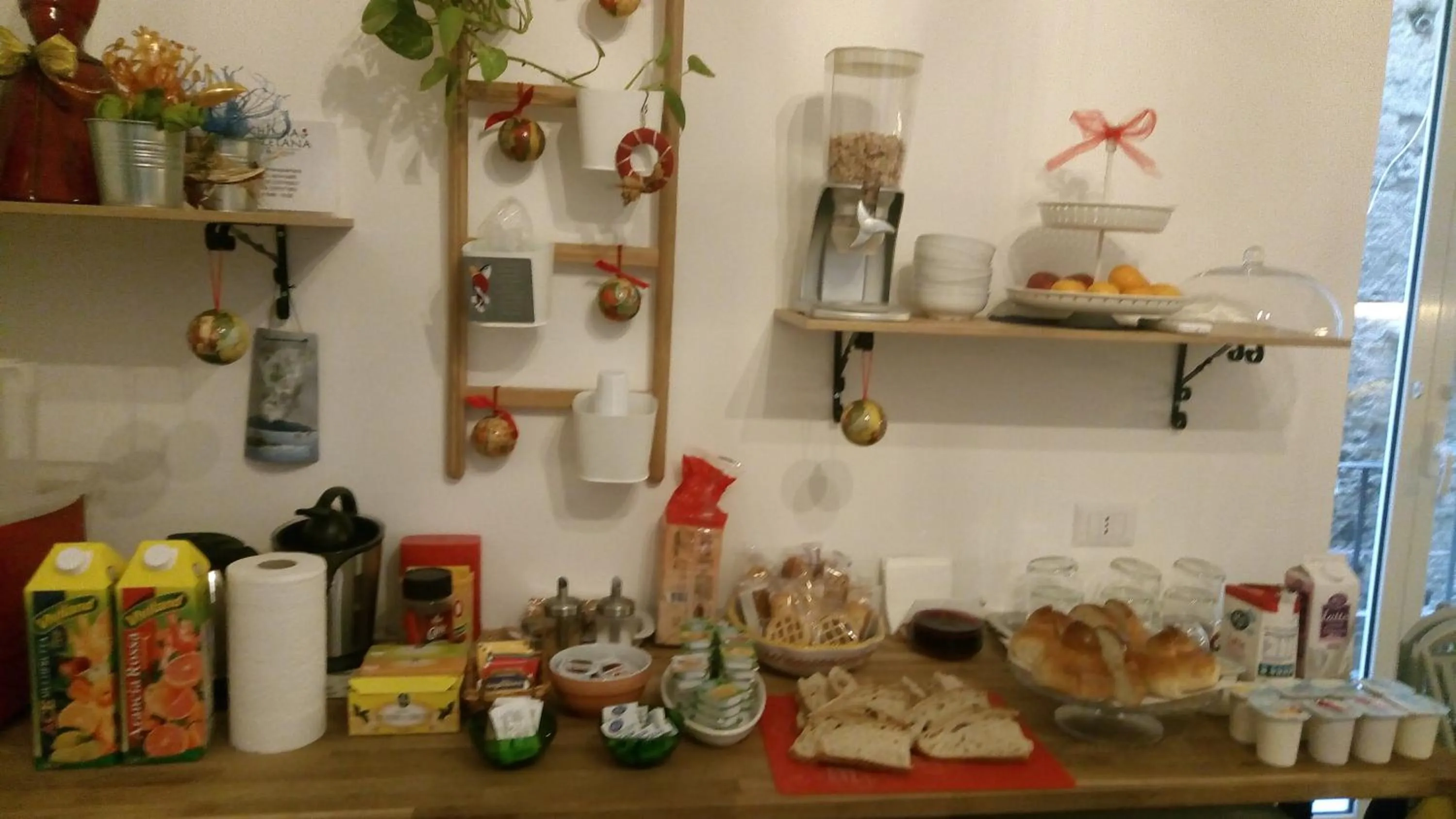 Communal kitchen in B&B Alchimia Napoletana