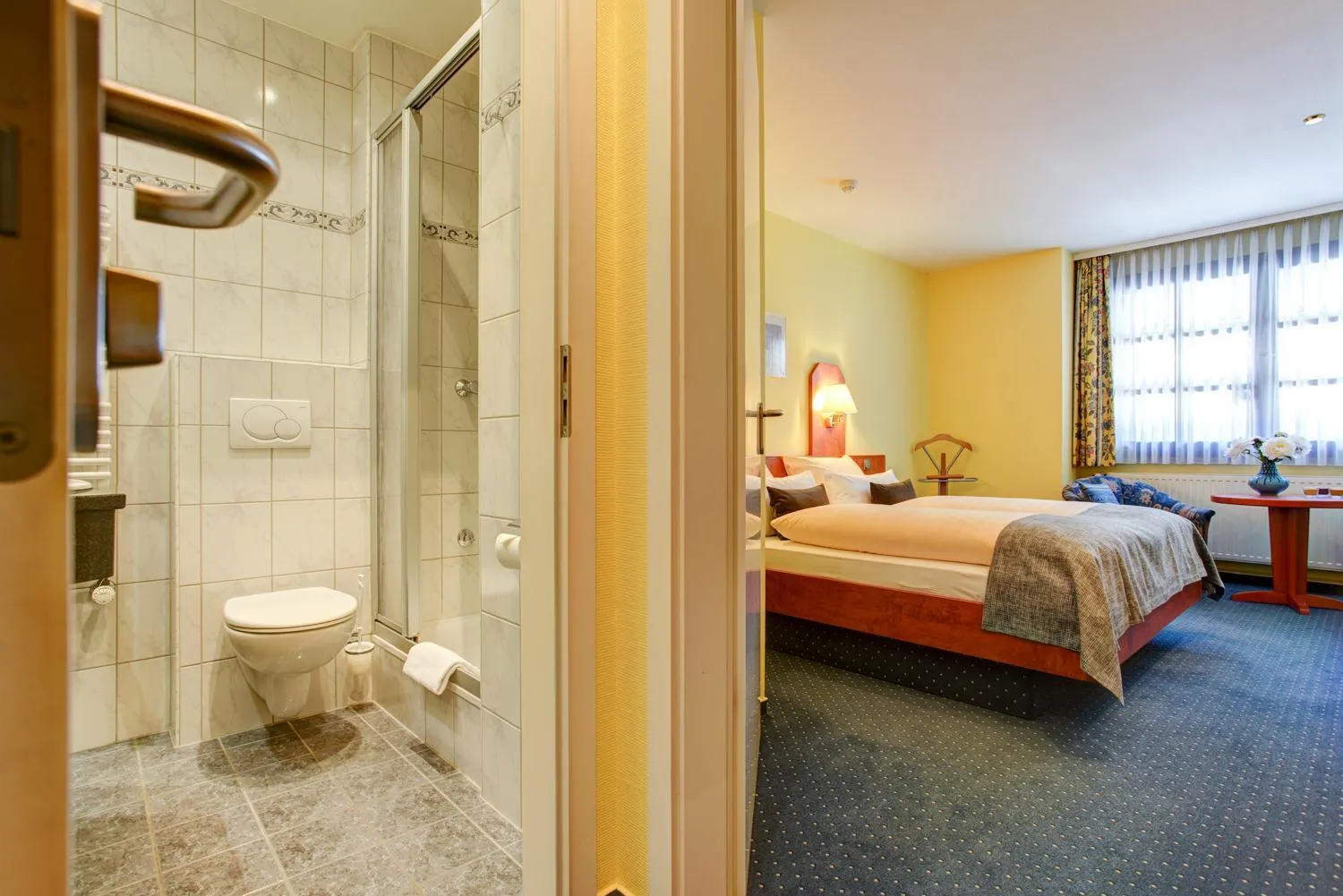 Shower, Bed in Hotel Elbinsel free parking