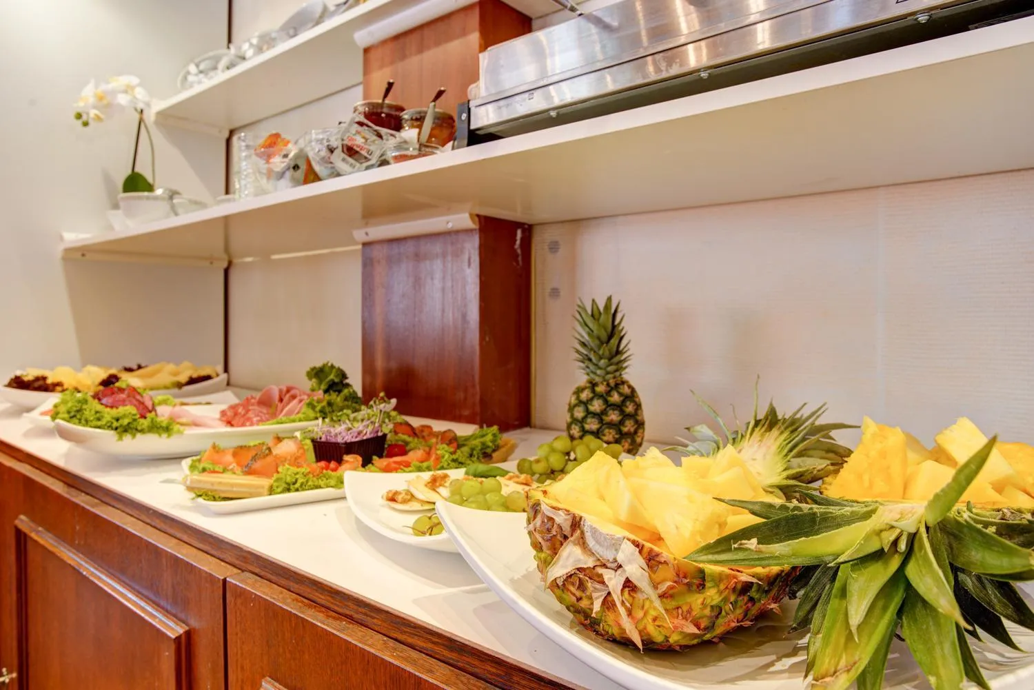 Buffet breakfast in Hotel Elbinsel free parking