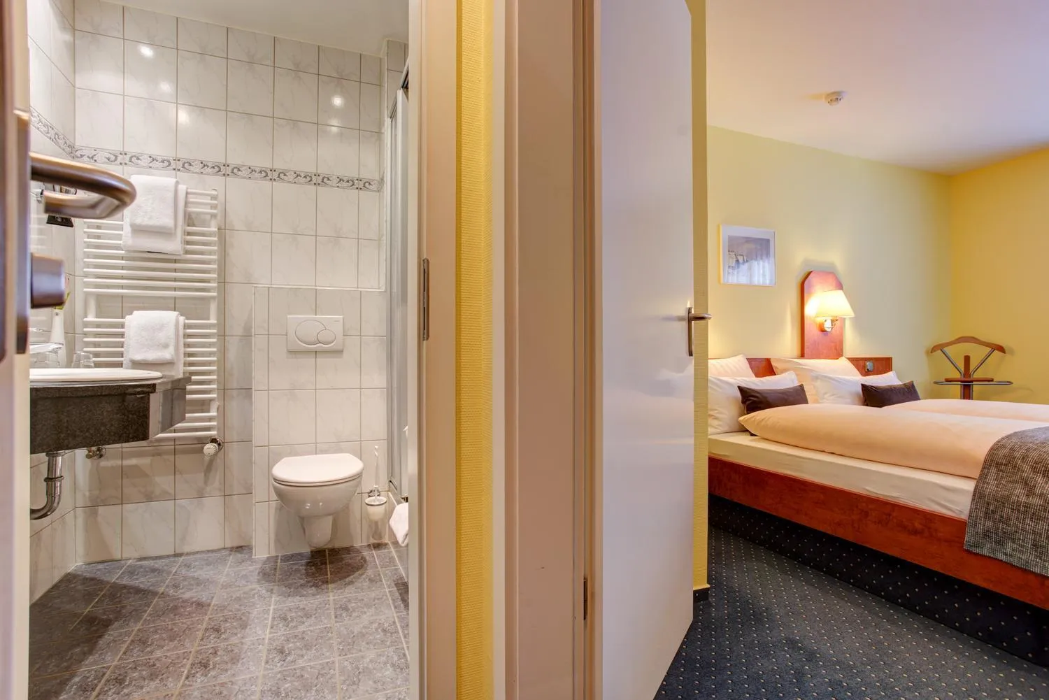 Bathroom, Bed in Hotel Elbinsel free parking