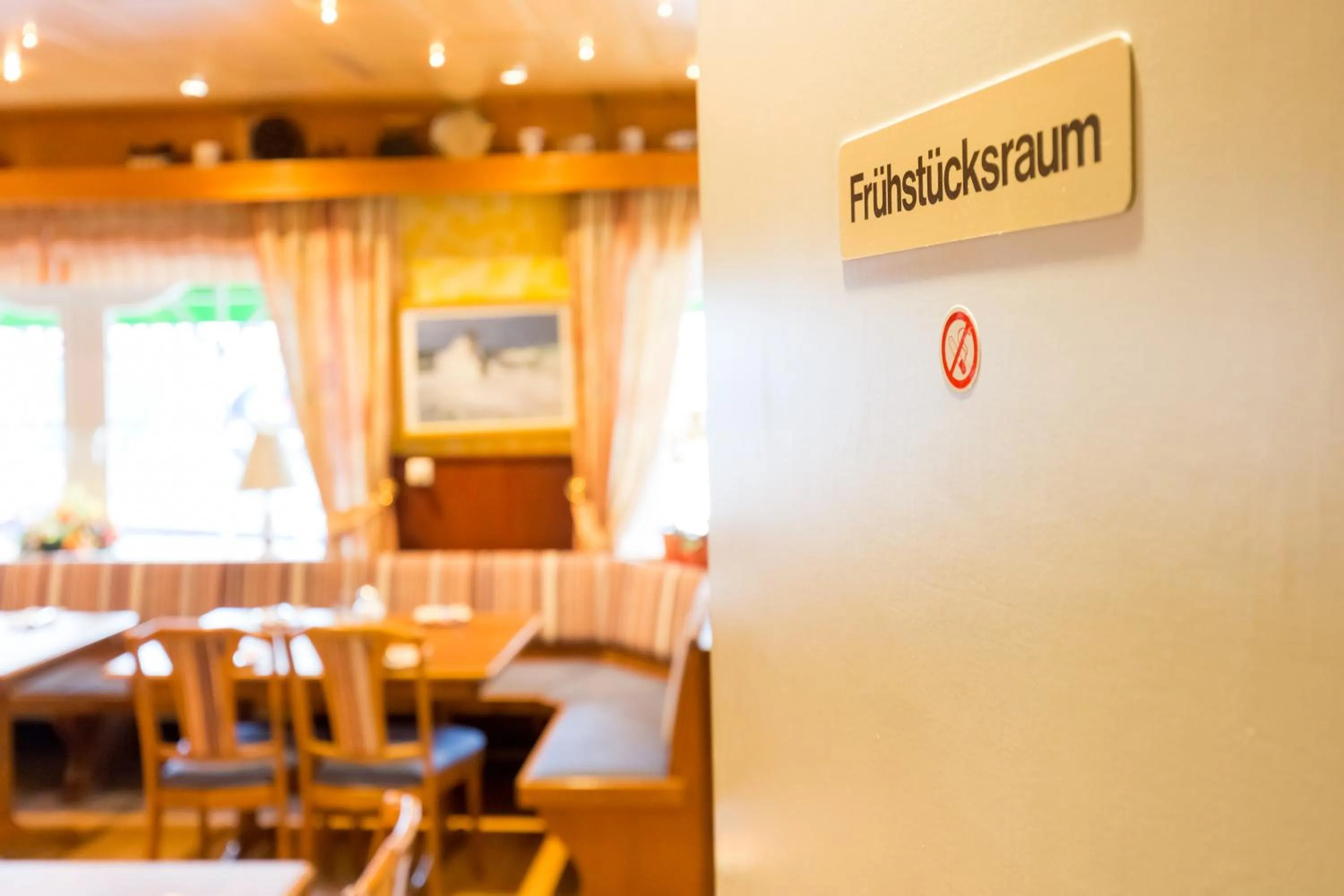 Buffet breakfast in Hotel Elbinsel free parking