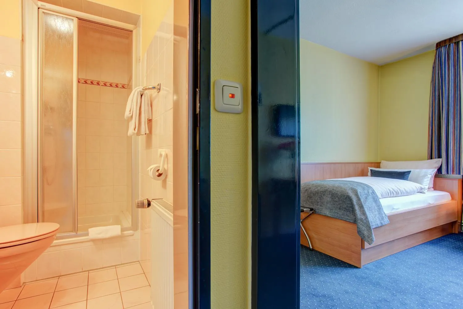 Bathroom, Bed in Hotel Elbinsel free parking