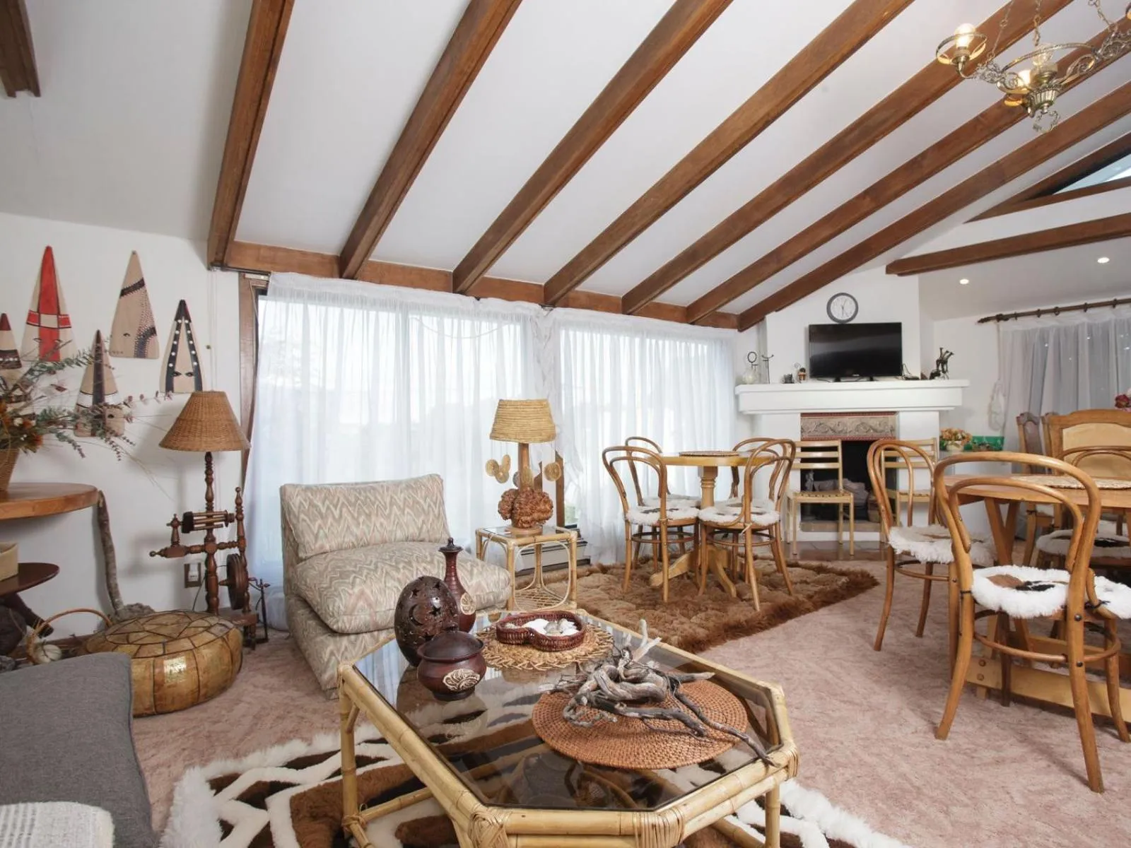 Dining area in Sandy Point Hostal