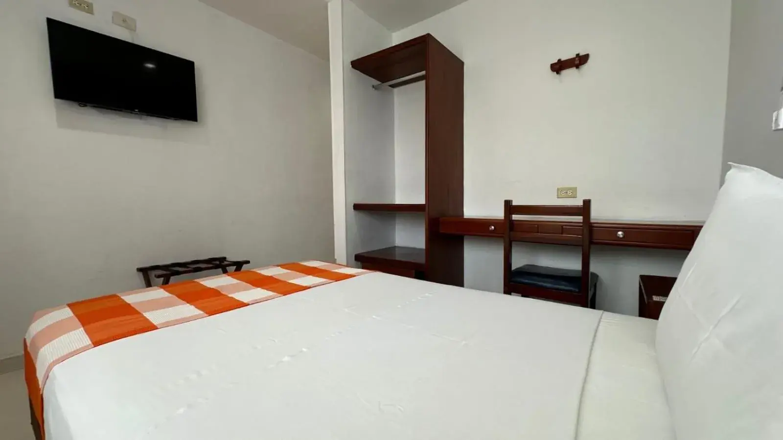 Single Room with Private Bathroom - single occupancy in Hotel Olga Lucia Single Room with Private Bathroom - single occupancy in Hotel Olga Lucia