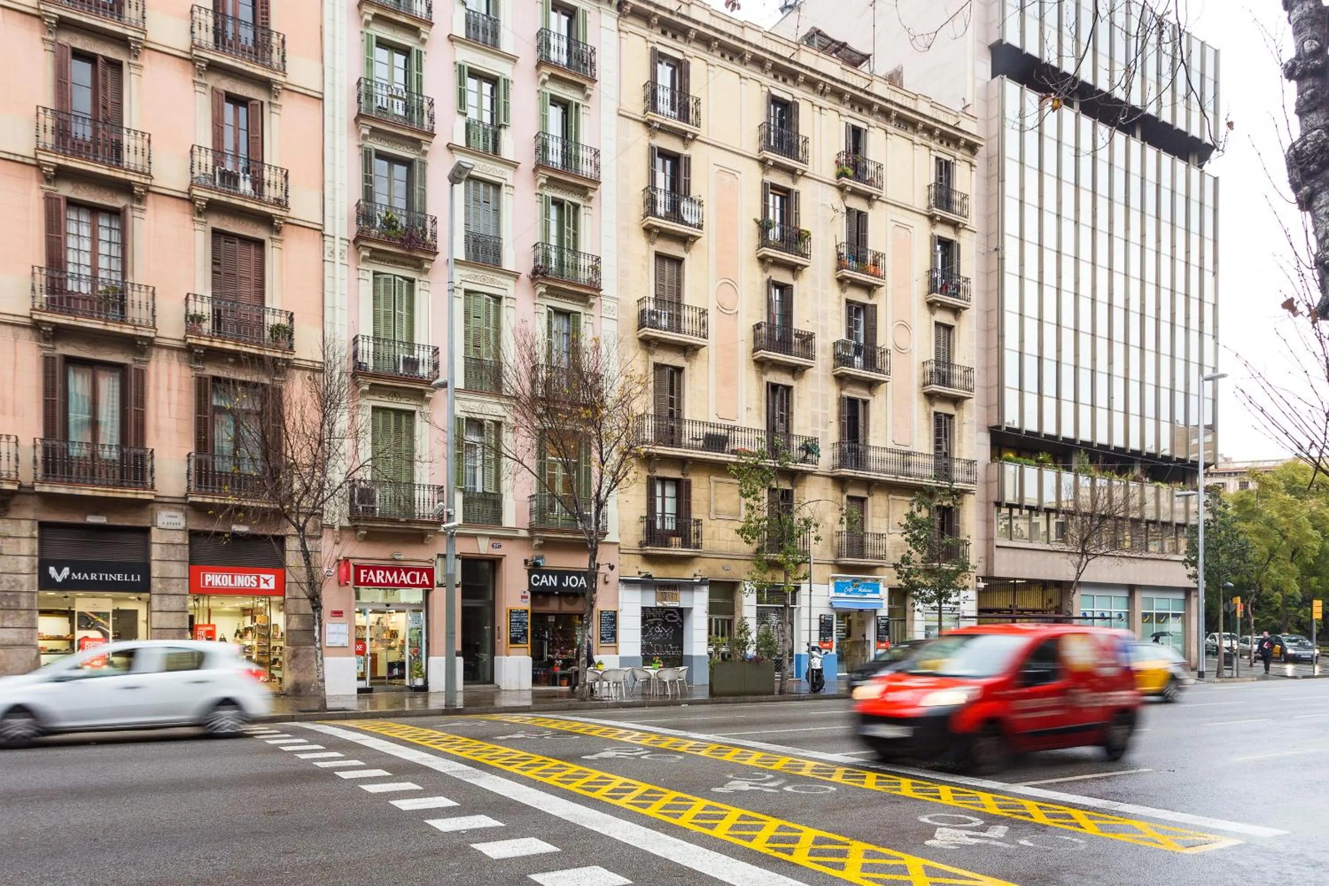 Facade/entrance in Casa Cosi Letamendi