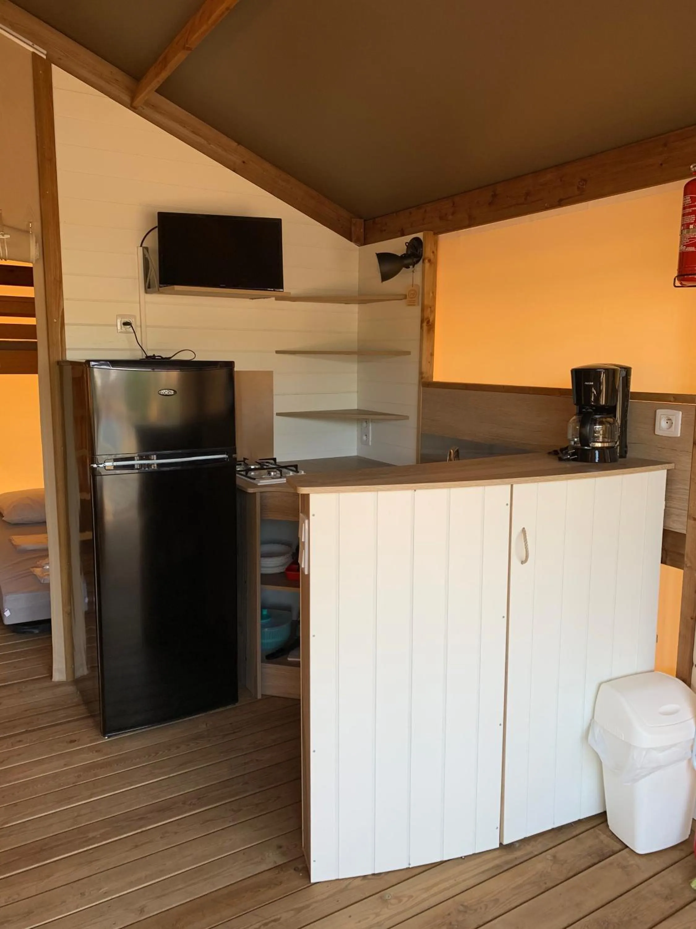 Kitchen or kitchenette in Camping Capfun La Bretèche