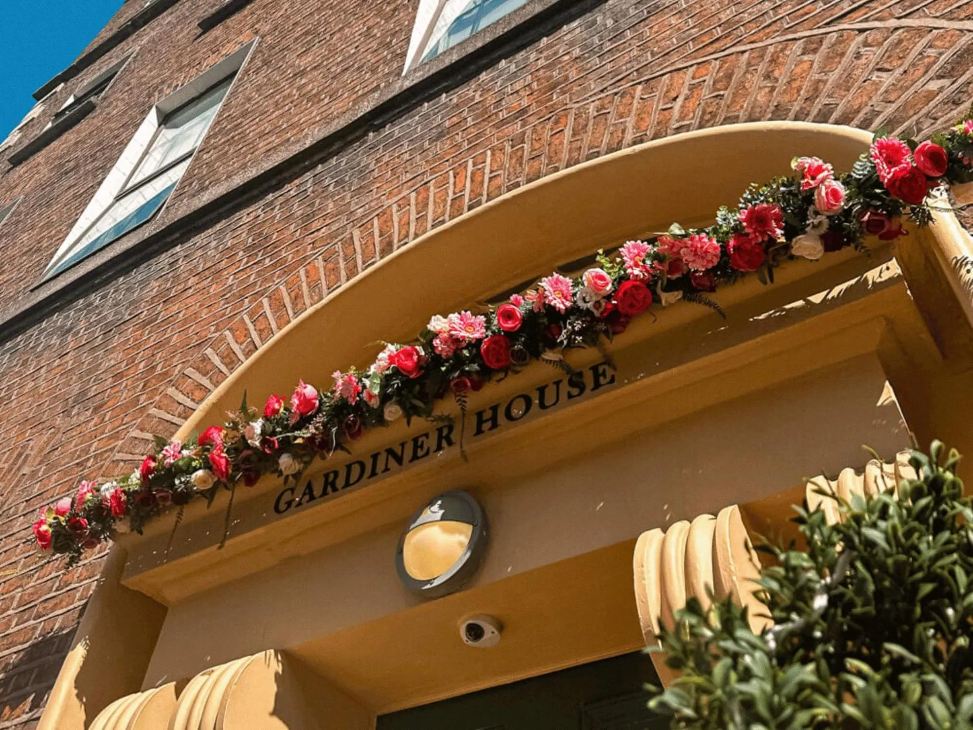 Facade/entrance in Gardiner House Hostel