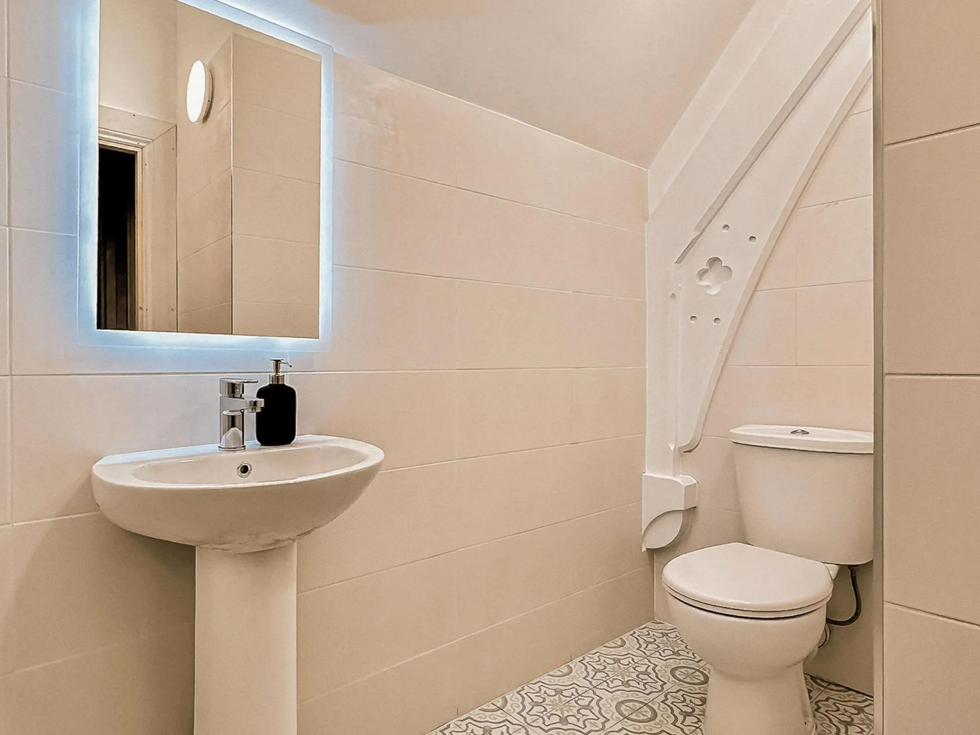 Toilet in Gardiner House Hostel