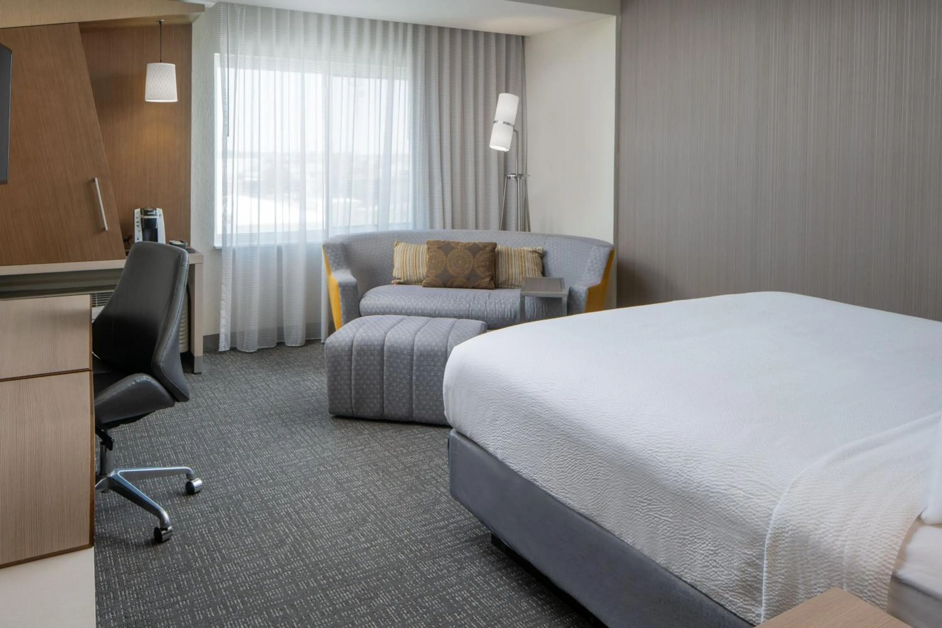 Photo of the whole room, Bed in Courtyard by Marriott Houston Northwest/Cypress