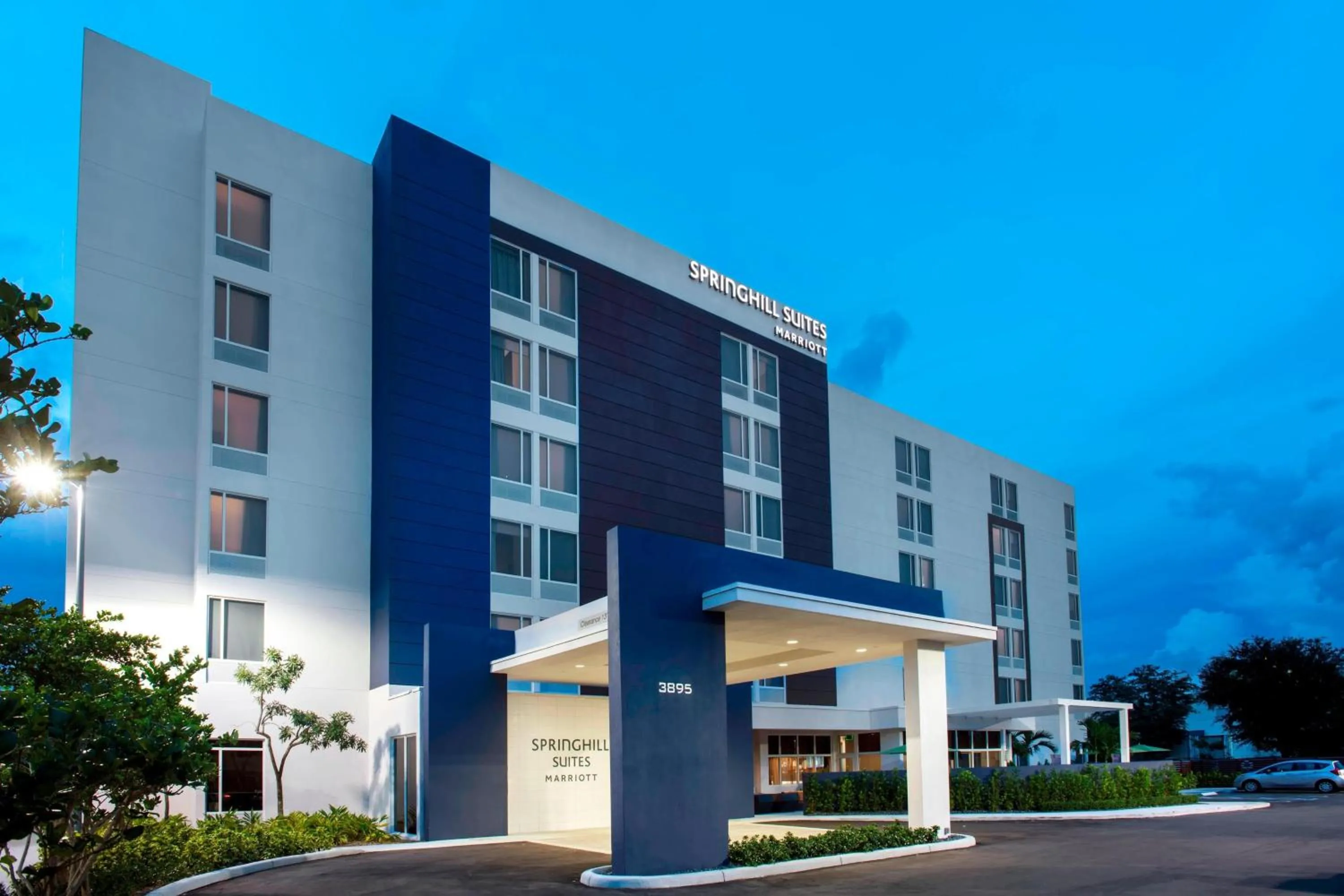 Property building in SpringHill Suites by Marriott Miami Doral