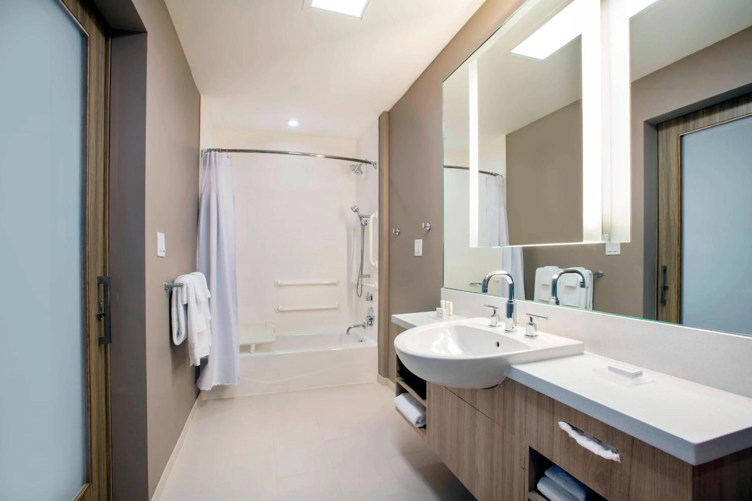 Bathroom in SpringHill Suites by Marriott Miami Doral